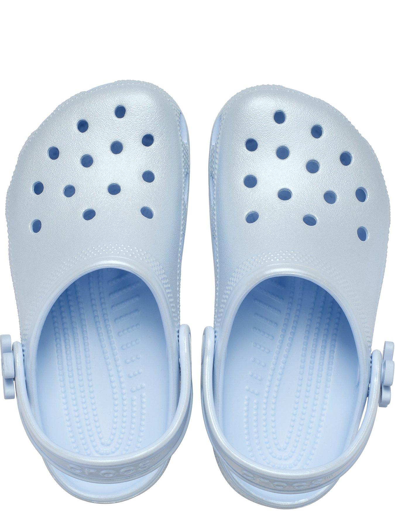 crocs-kids-classic-pearl-shine-clog-blueoutfit