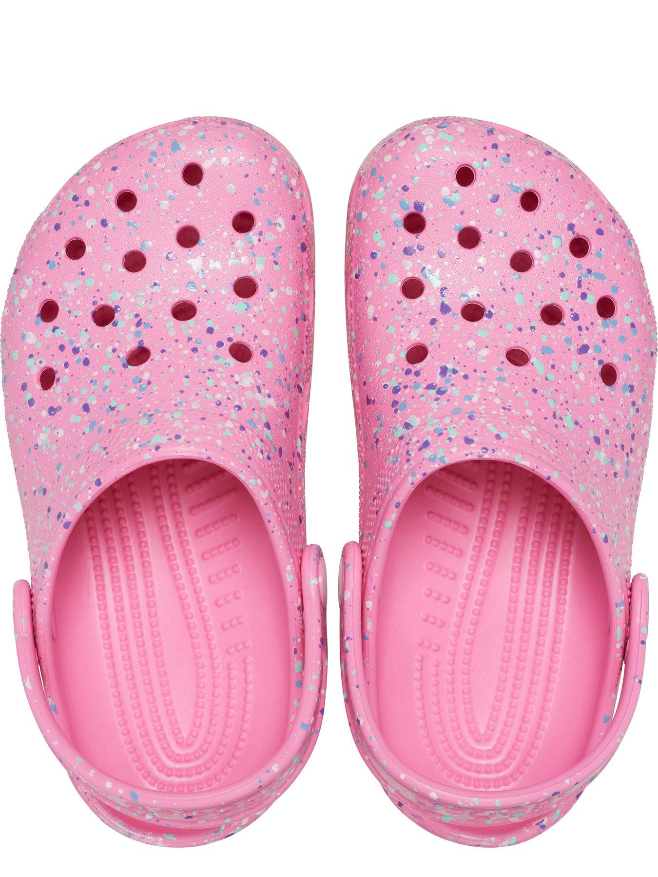 crocs-classic-paint-splatter-clog-koutfit