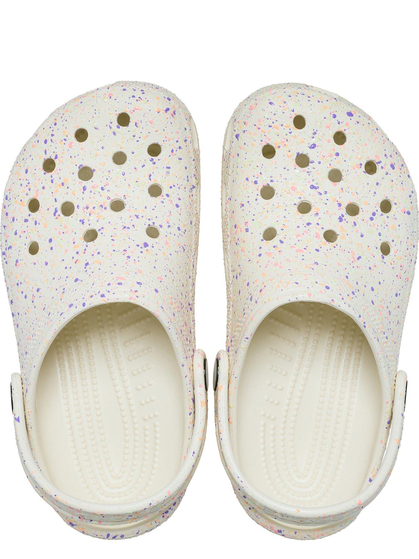 crocs-kids-classic-glow-paint-splatter-clog-whiteoutfit