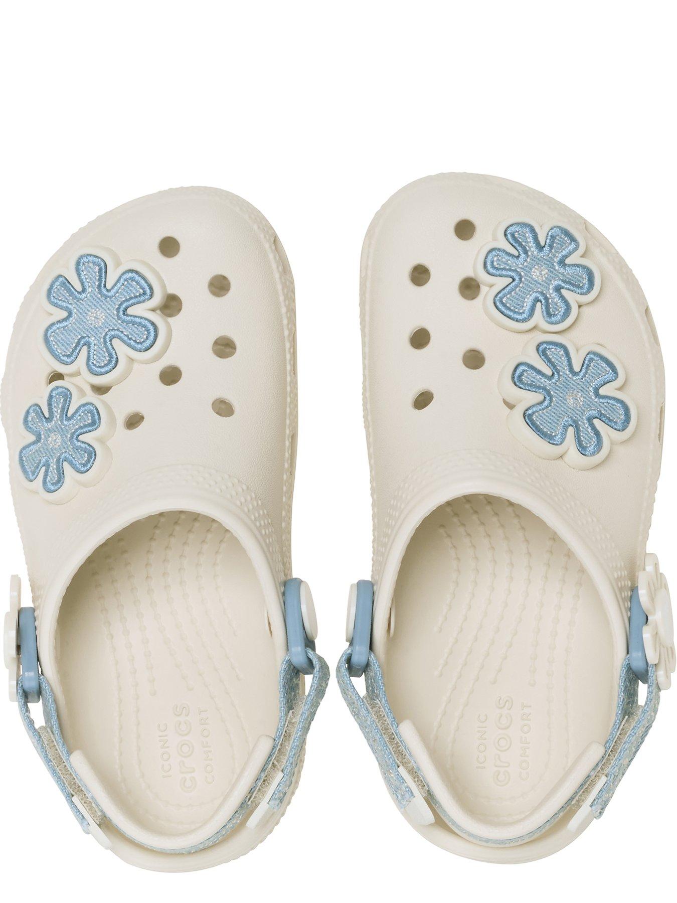 crocs-toddler-classic-denim-flower-adjustable-backstrap-clog-whiteoutfit