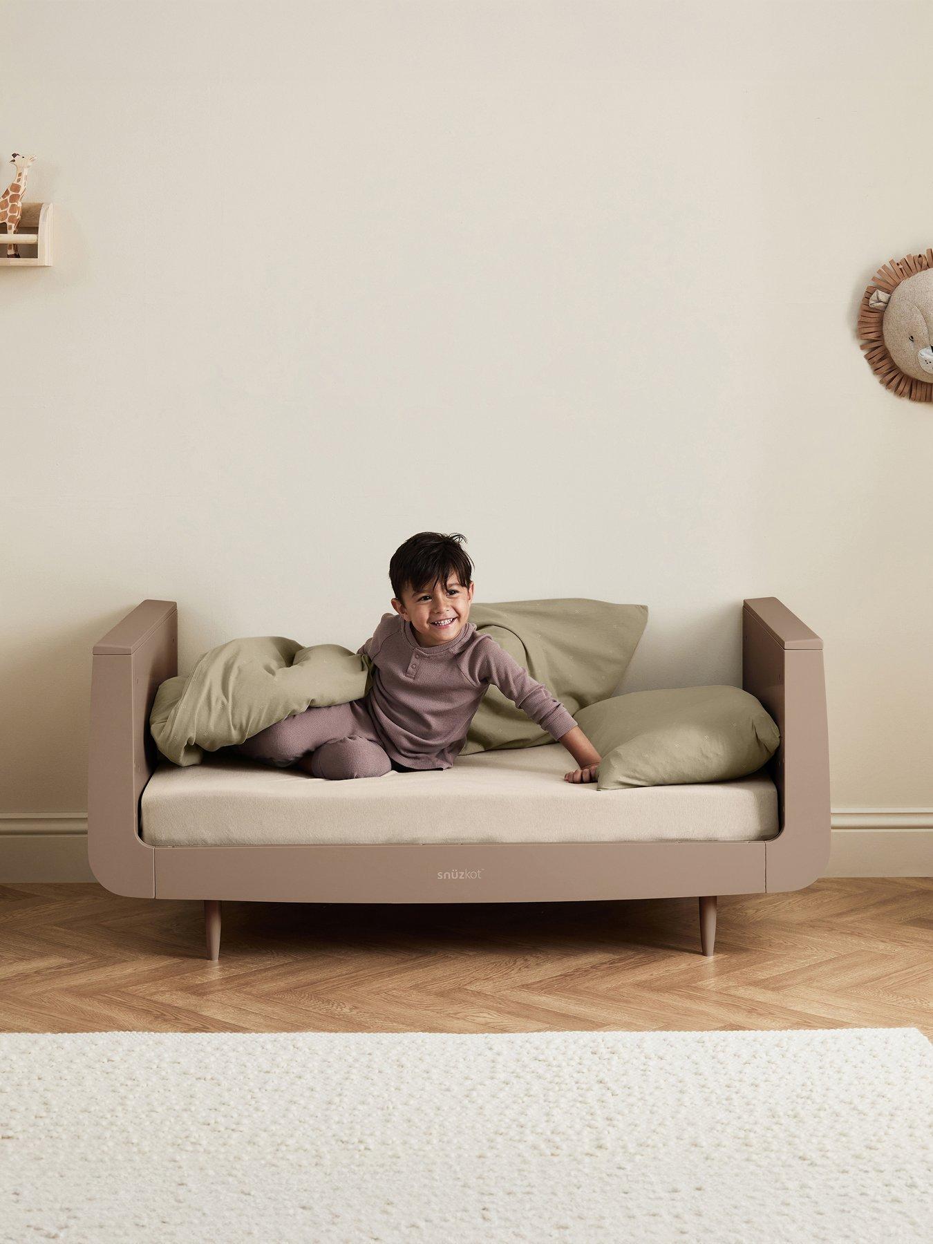 snuz-snuzkot-skandi-cot-bed-mochaoutfit