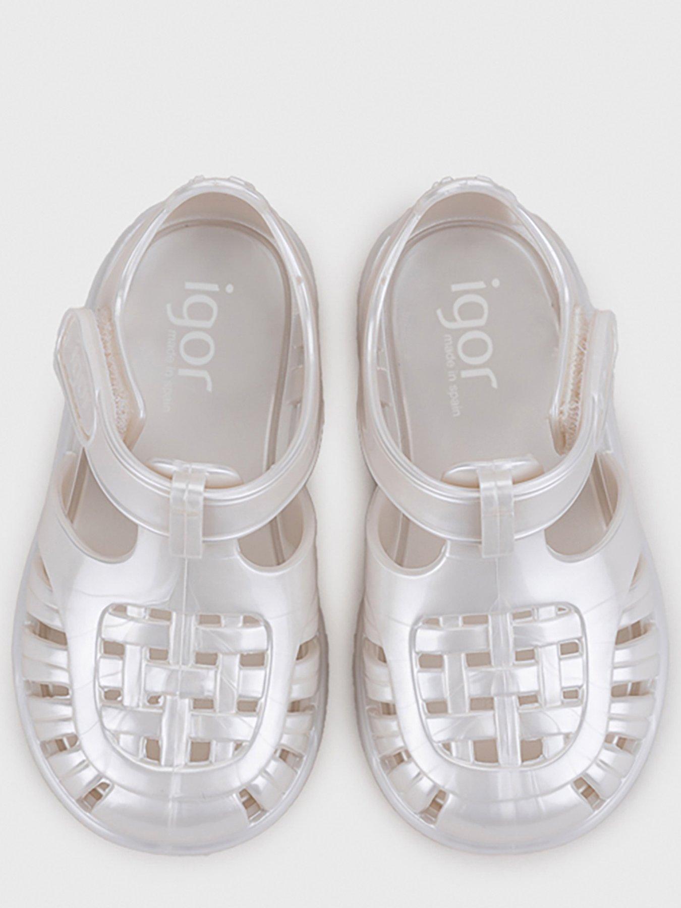 igor-tobby-nacar-sandal-whiteoutfit