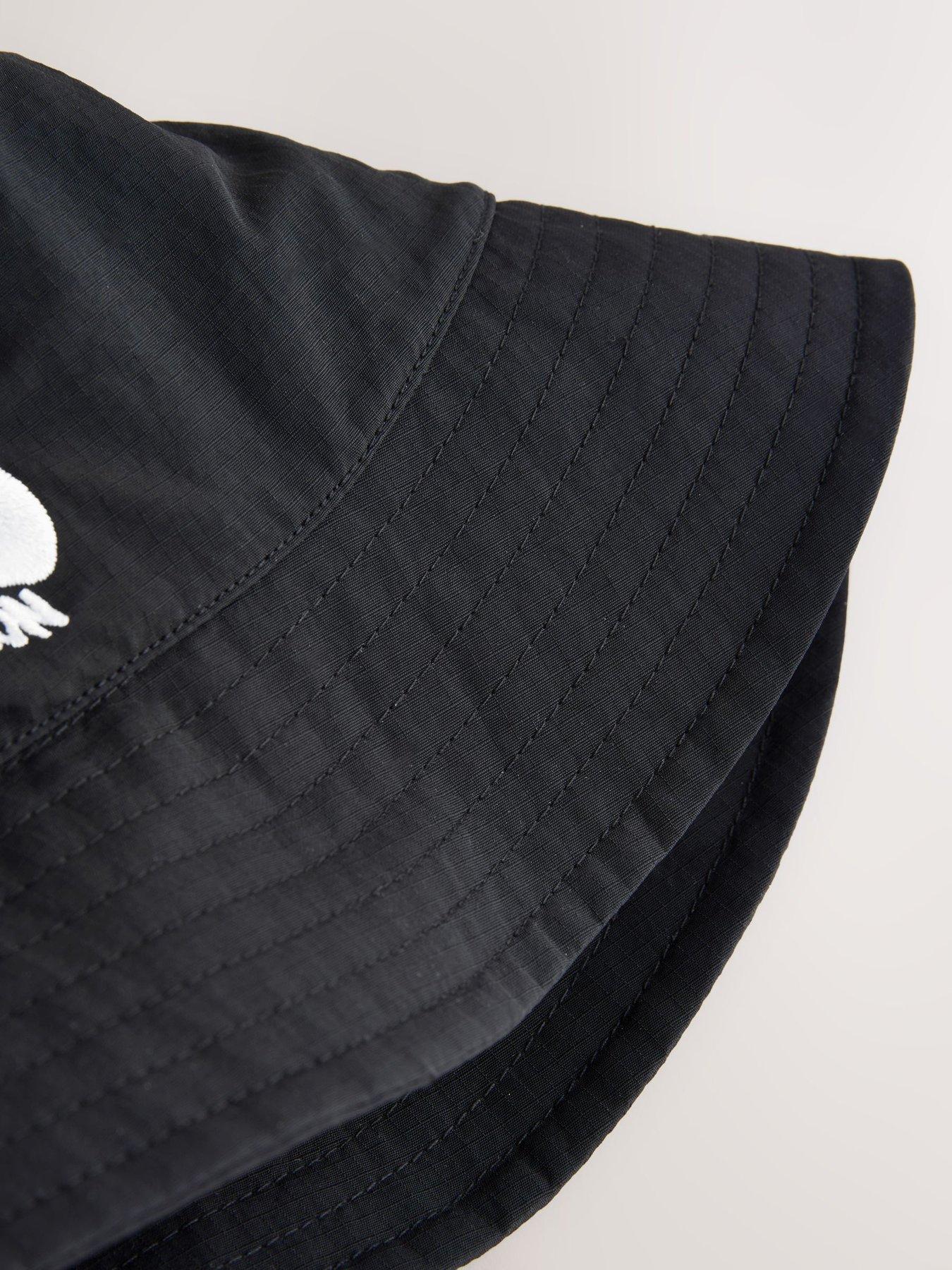 smallsaints-older-boys-logo-bucket-hat-blackoutfit