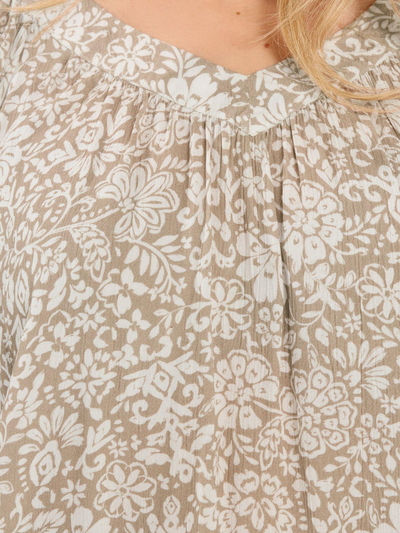 long-tall-sally-tall-floral-v-neck-crinkle-topoutfit