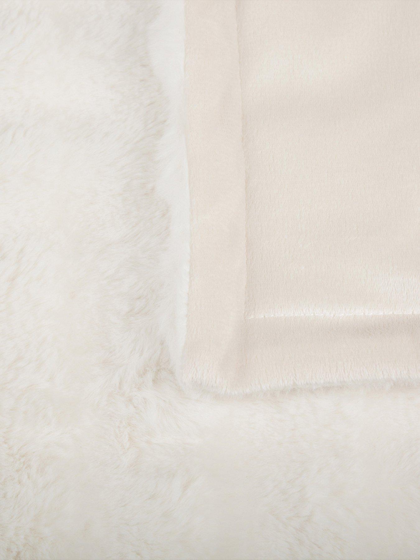 scruffs-my-first-bed-cloud-puppy-kitten-calming-blanketdetail