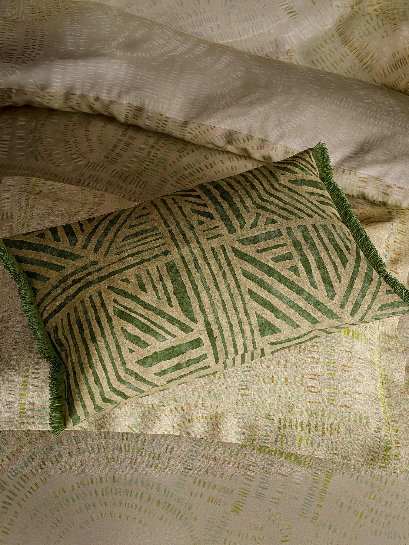 harlequin-crater-cushion-60x40-cm-jadeback