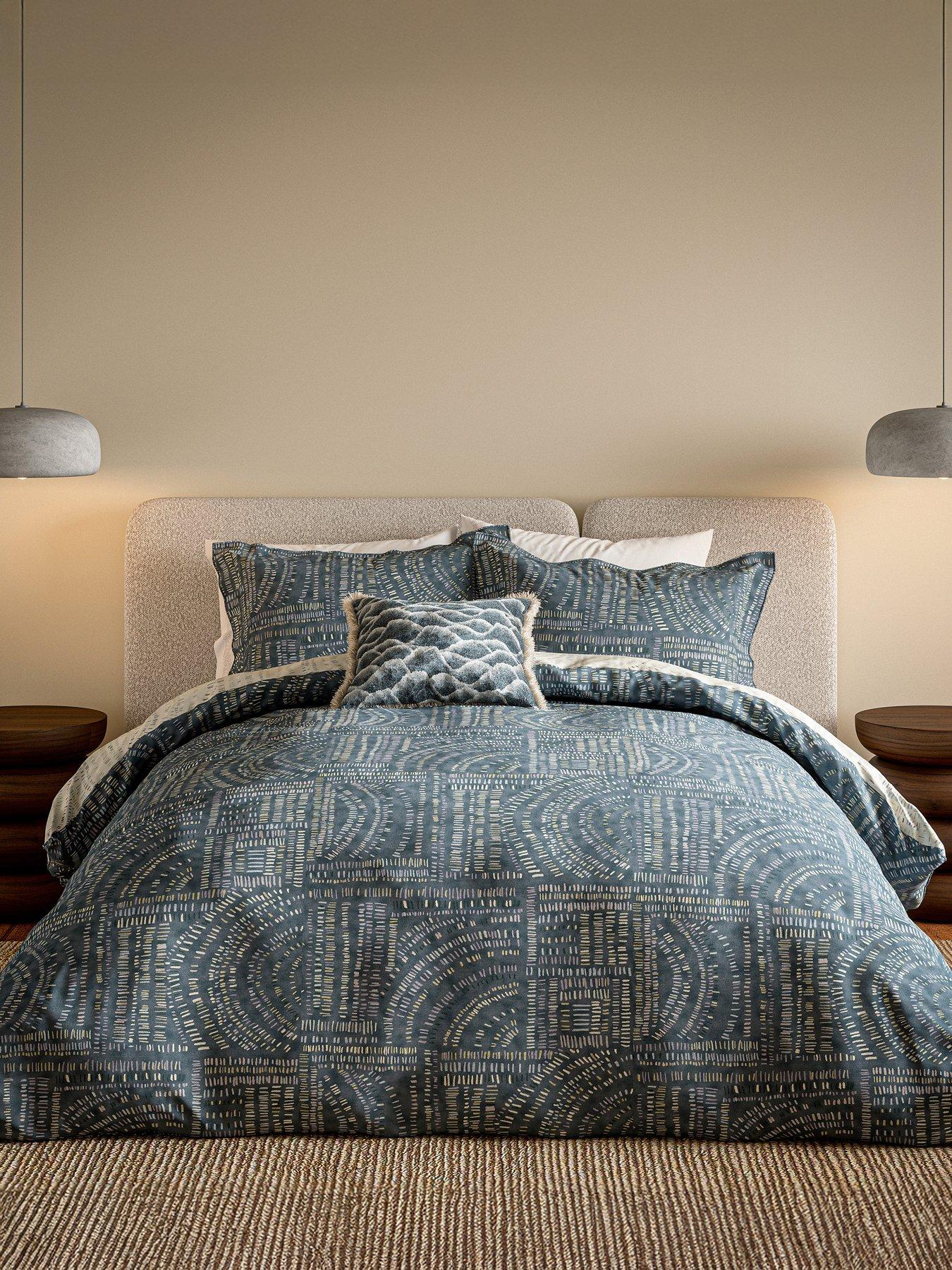 harlequin-zuni-cushion-45x45-cm-sapphireoutfit