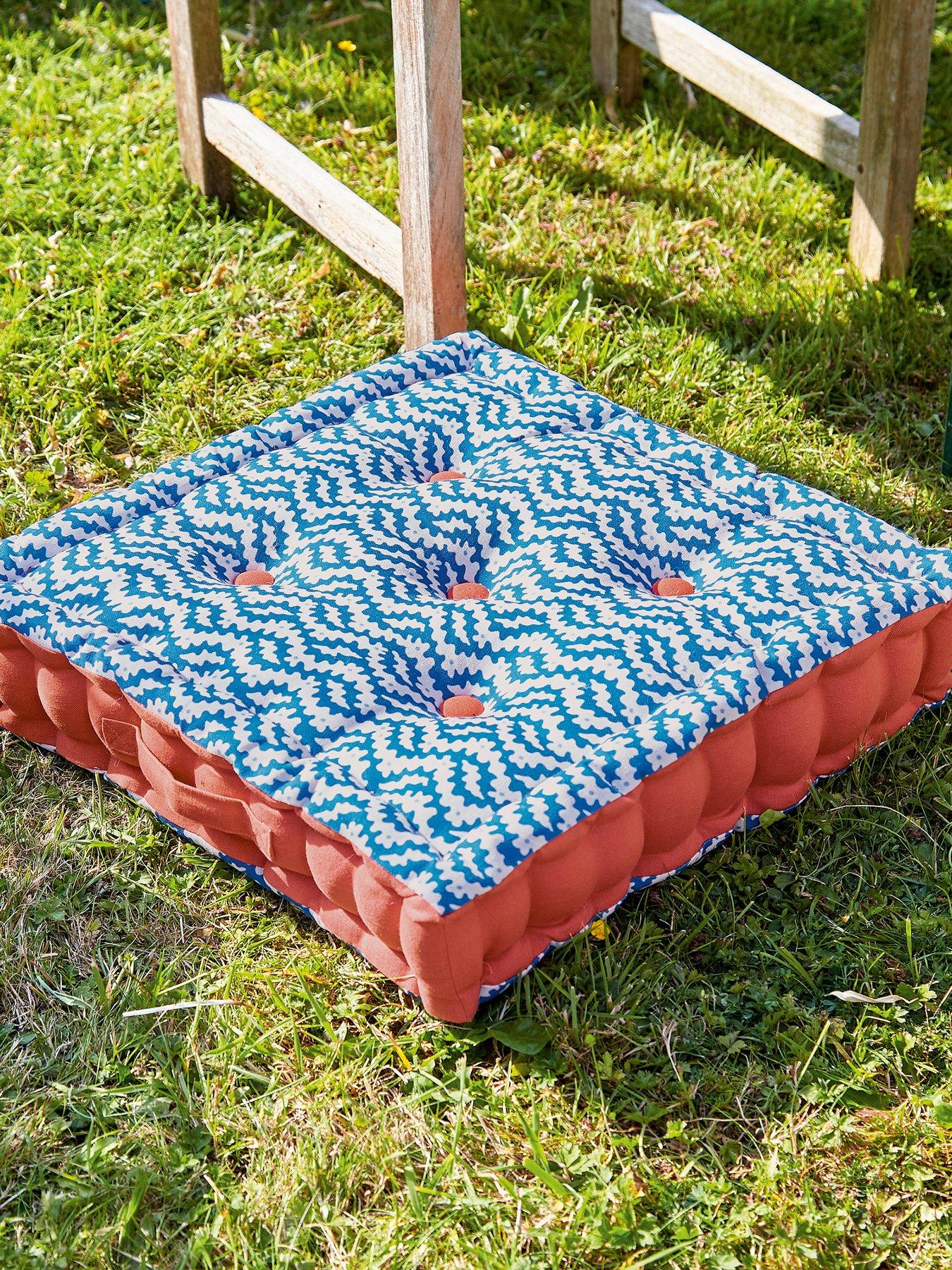 land-shore-sperrin-outdoor-cushions-45x45cm-blue-red