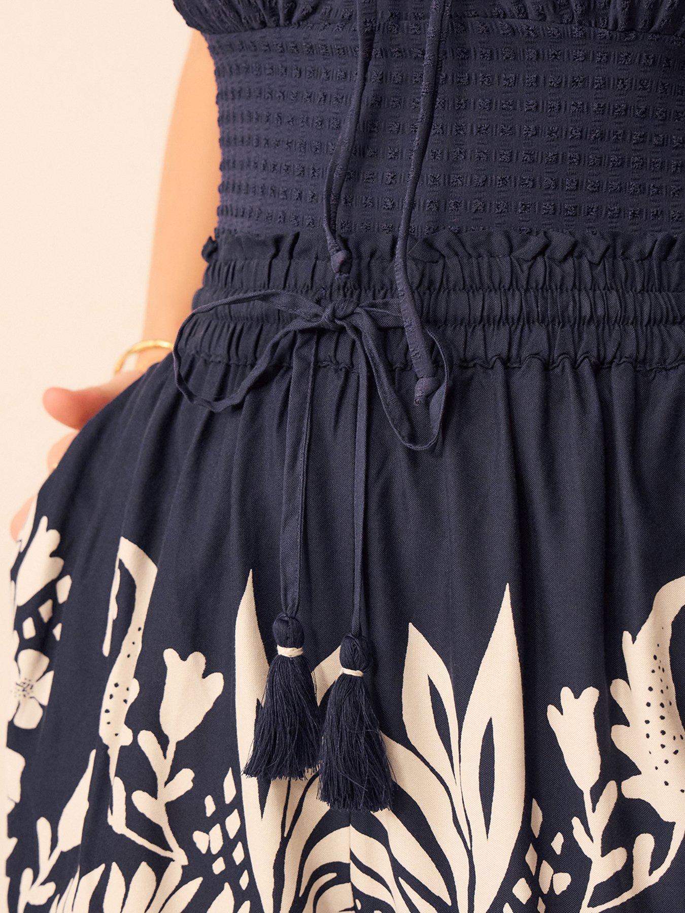 accessorize-floral-print-high-waist-shorts-blueoutfit