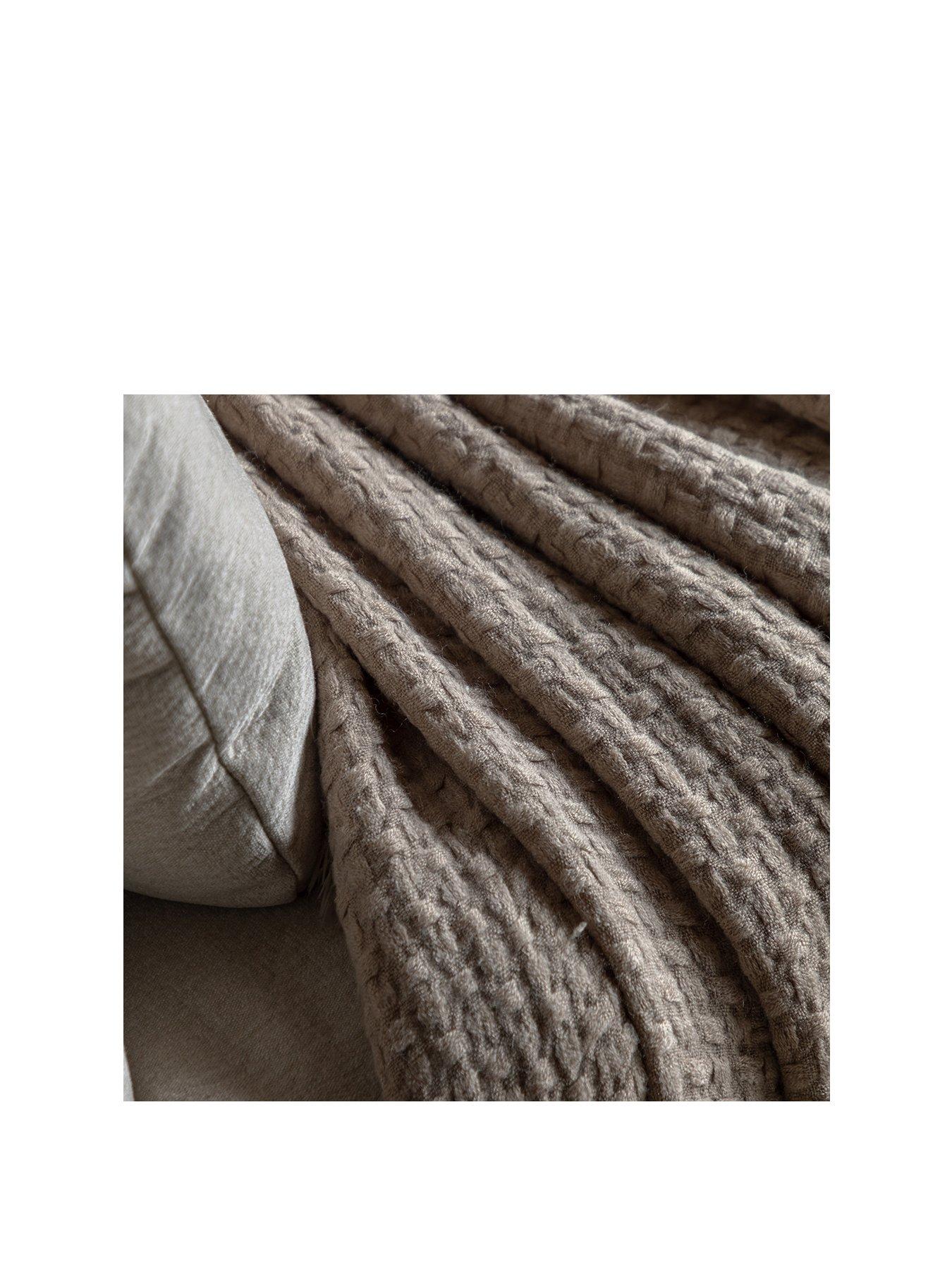 gallery-direct-chunky-waffle-4-way-ribbon-amp-swing-tag-throwstillFront