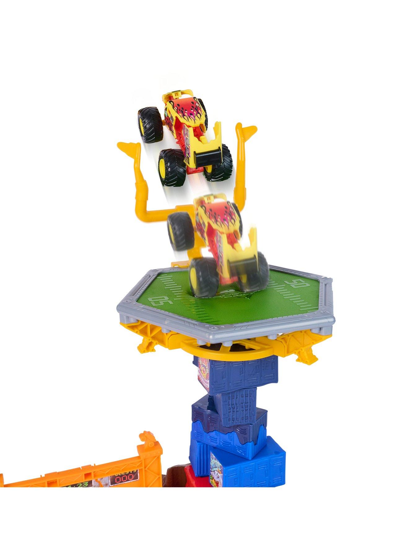 monster-jam-164-smash-amp-bash-crash-course-playset-newoutfit