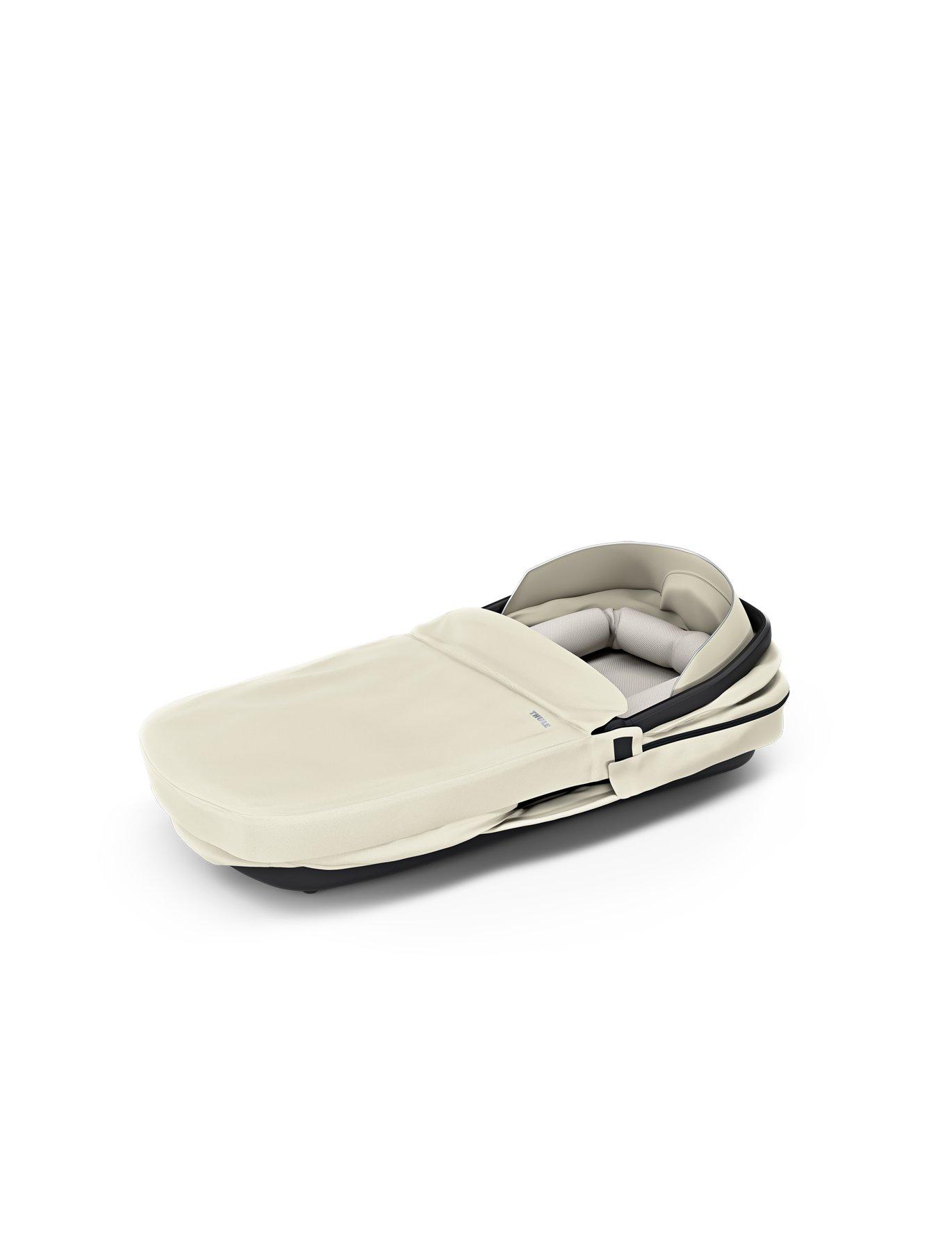 thule-bassinet--nbspsoft-beigeoutfit