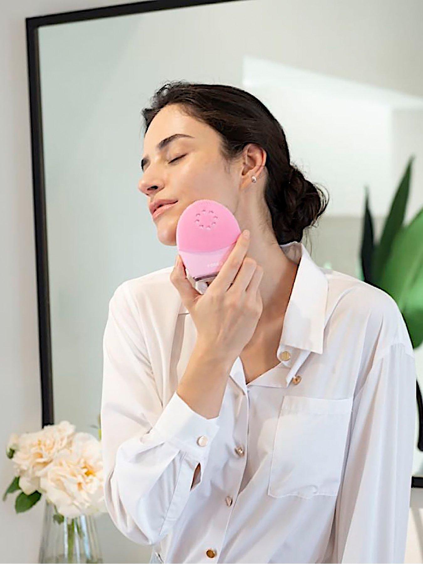 foreo-luna-4-plus-facial-cleansing-device-microcurrent-red-light-therapy-normal-skinoutfit