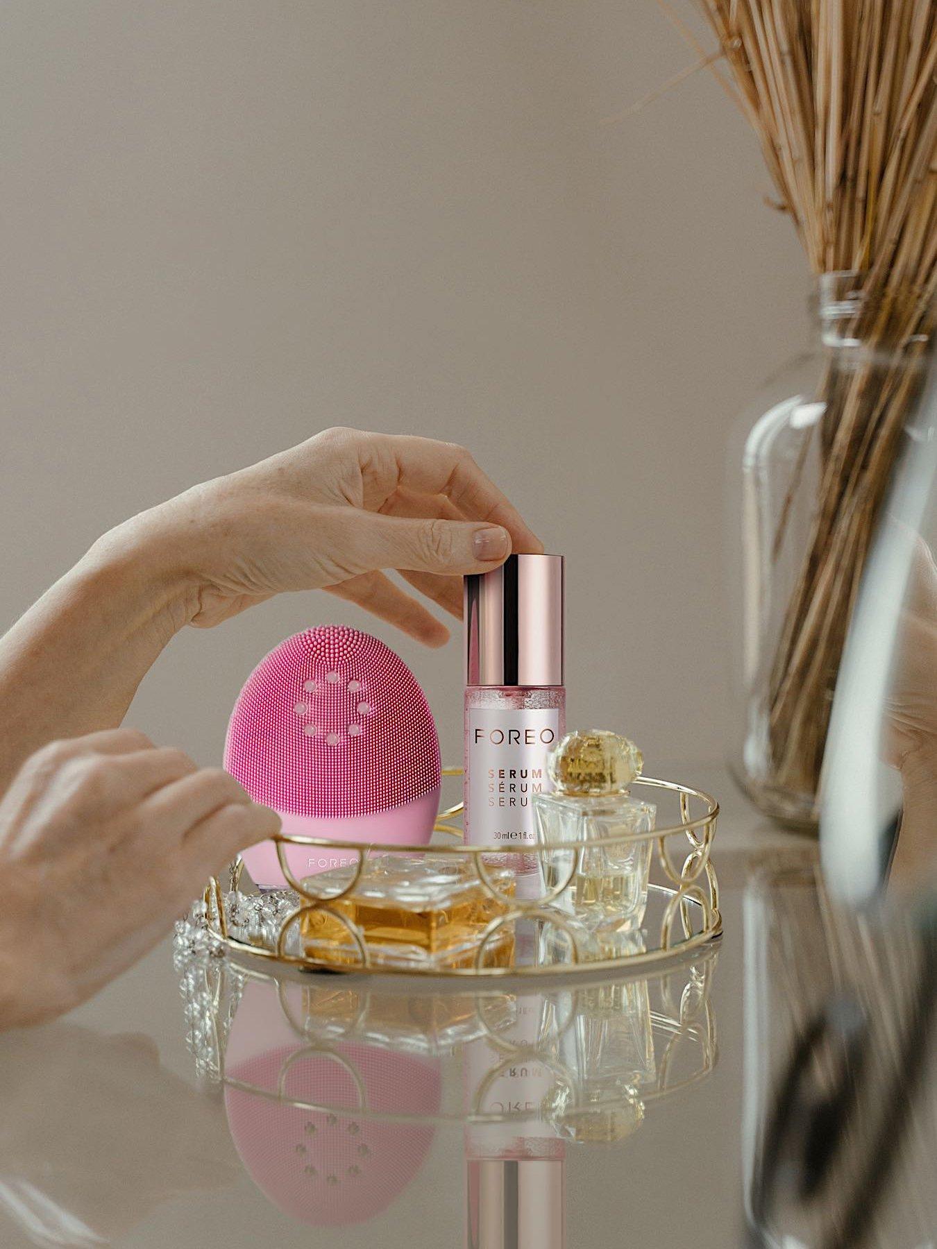 foreo-luna-4-plus-facial-cleansing-device-microcurrent-red-light-therapy-normal-skindetail