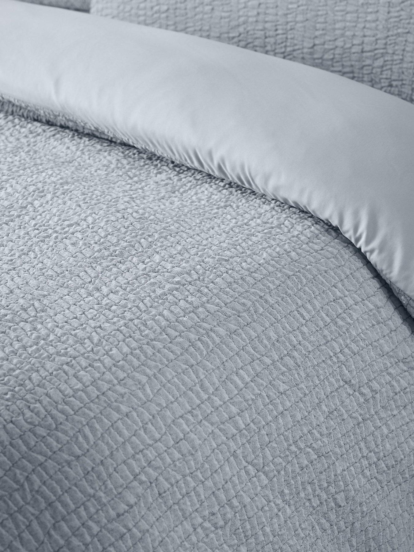 catherine-lansfield-crinkle-seersucker-duvet-setdetail
