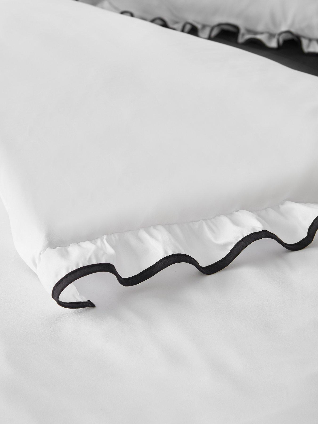 catherine-lansfield-so-soft-mono-frill-duvet-setoutfit