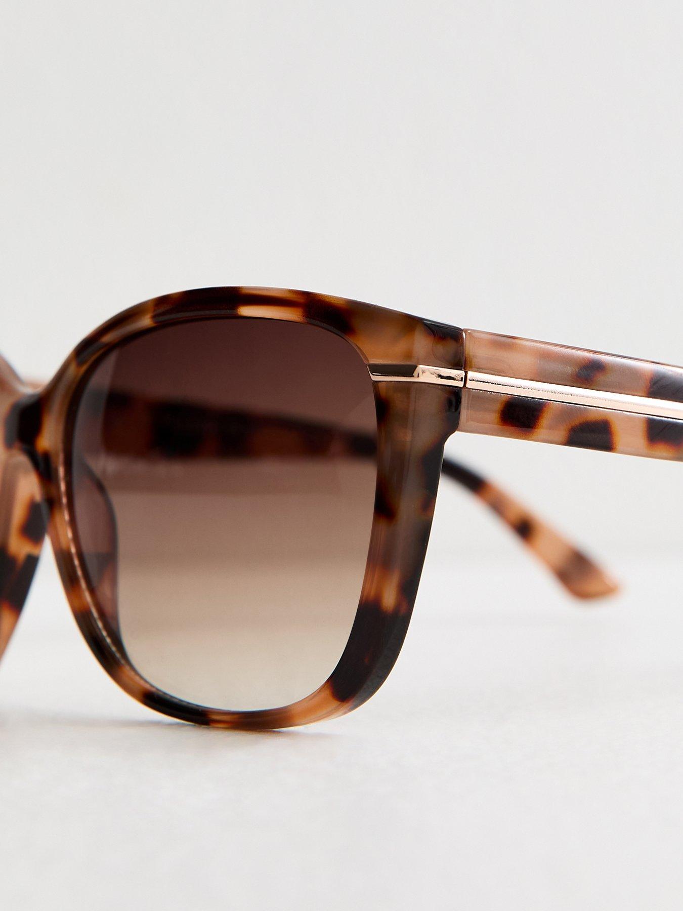 Image 4 of 4 of New Look Tortoise Effect Round Sunglasses - Brown