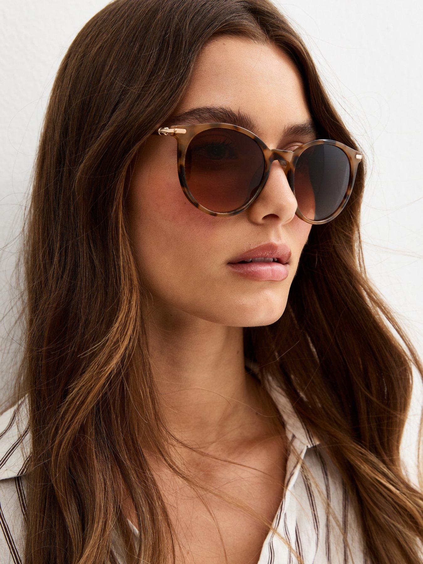 Image 2 of 4 of New Look Tortoise Effect Round Frame Sunglasses - Brown