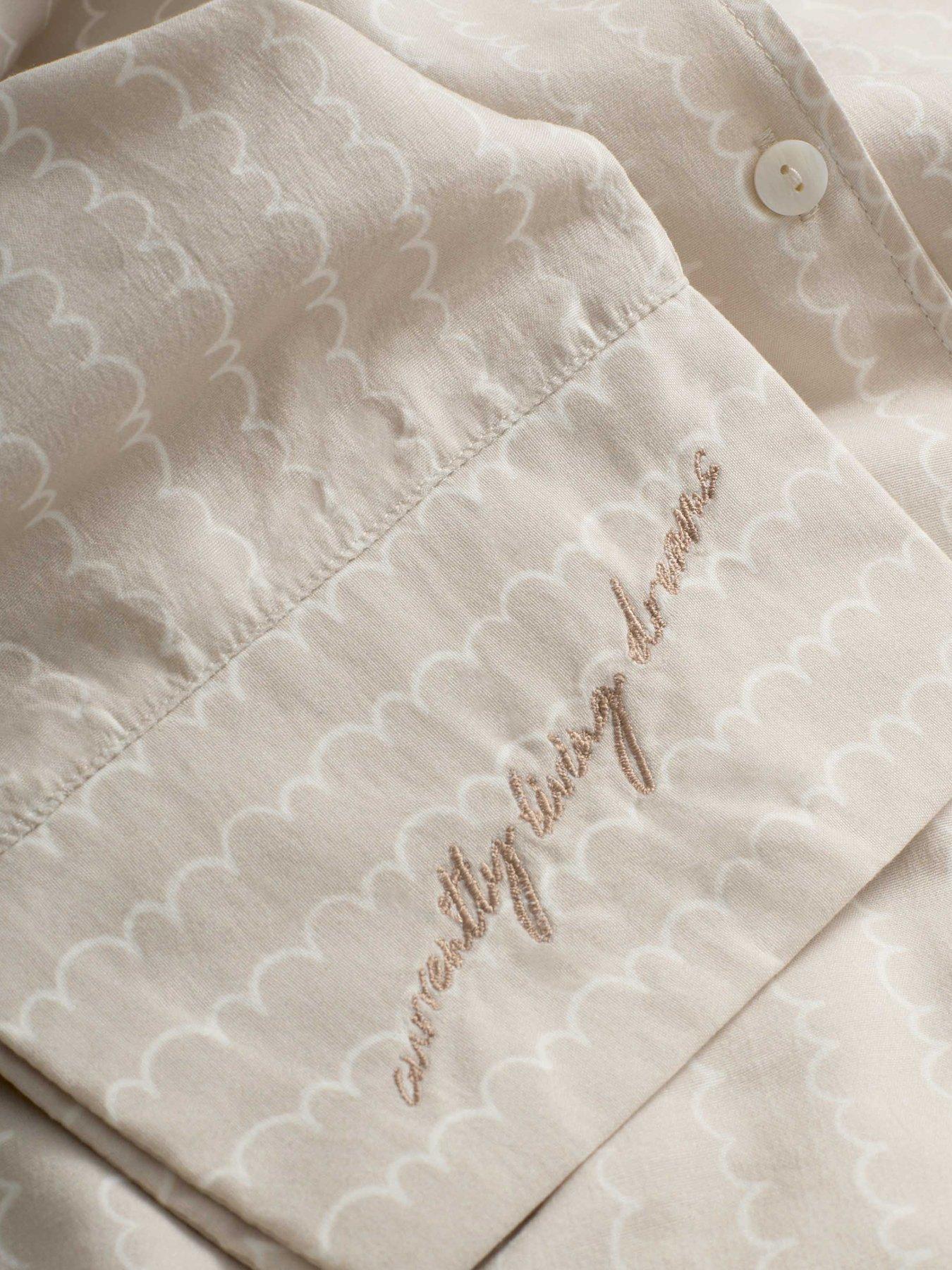 katie-loxton-gift-boxed-pyjama-set-taupe-off-white-wave-printback