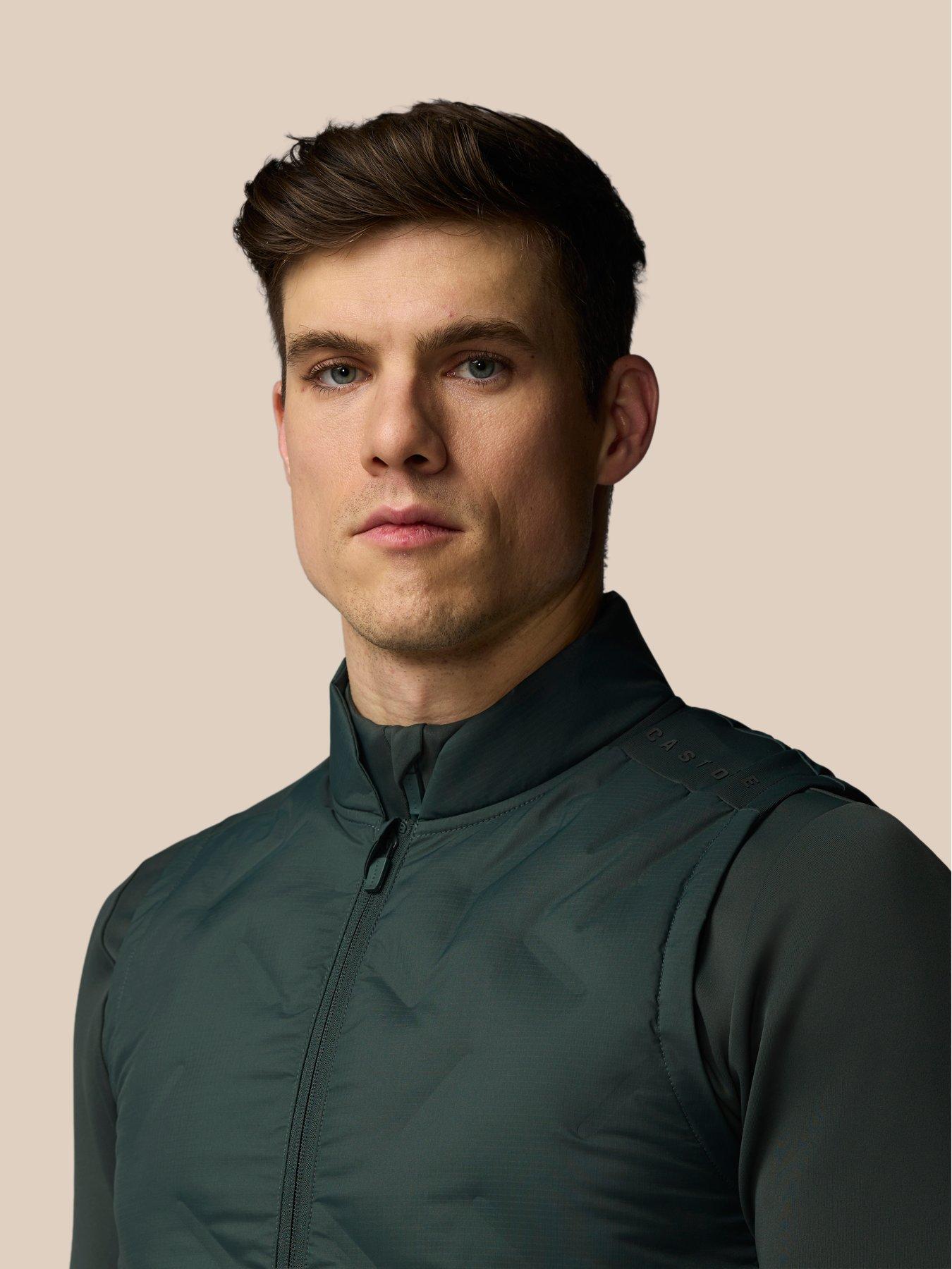 castore-mens-training-hybrid-gilet-greenoutfit