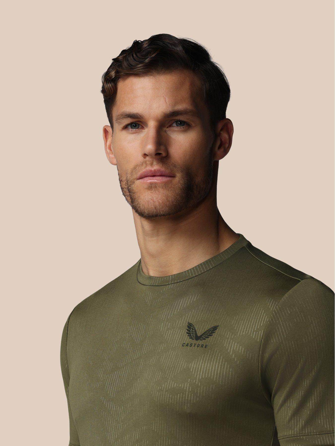 castore-mens-training-printed-t-shirt-greenoutfit