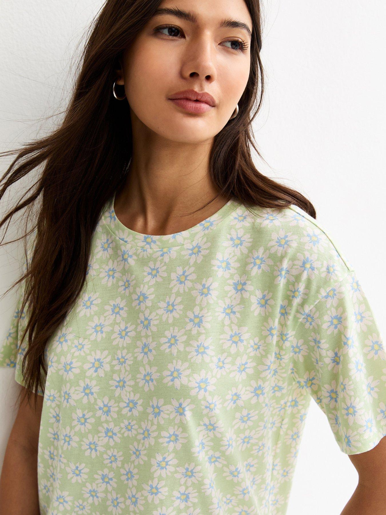 Image 4 of 5 of New Look Cotton Daisy Print T-Shirt - Green