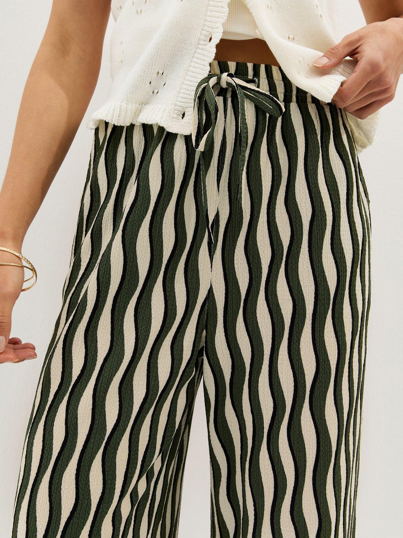 new-look-jersey-wave-patterned-wide-leg-trousers-greenoutfit