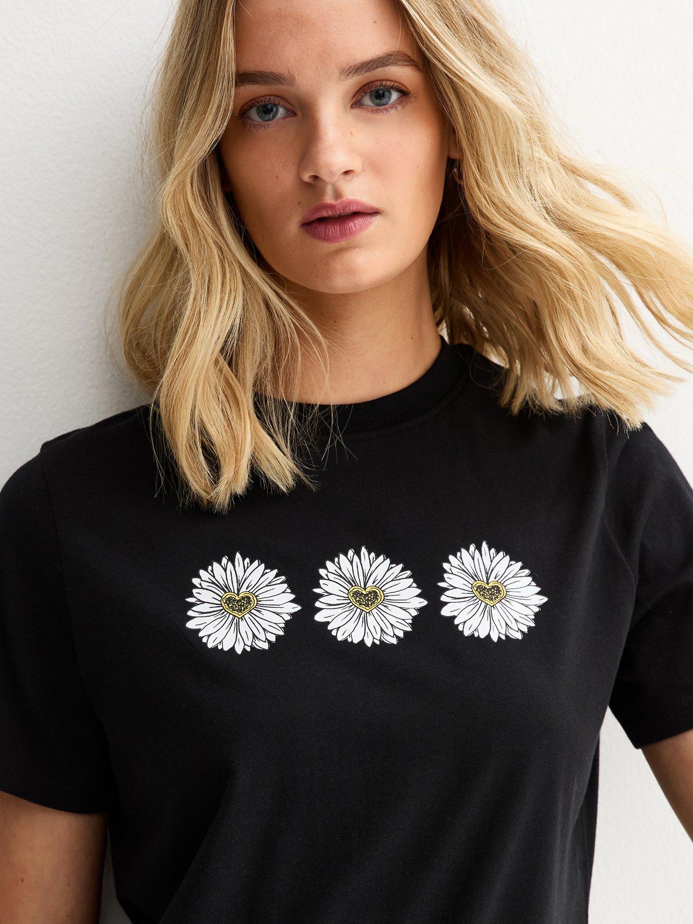 new-look-black-daisy-print-t-shirtoutfit