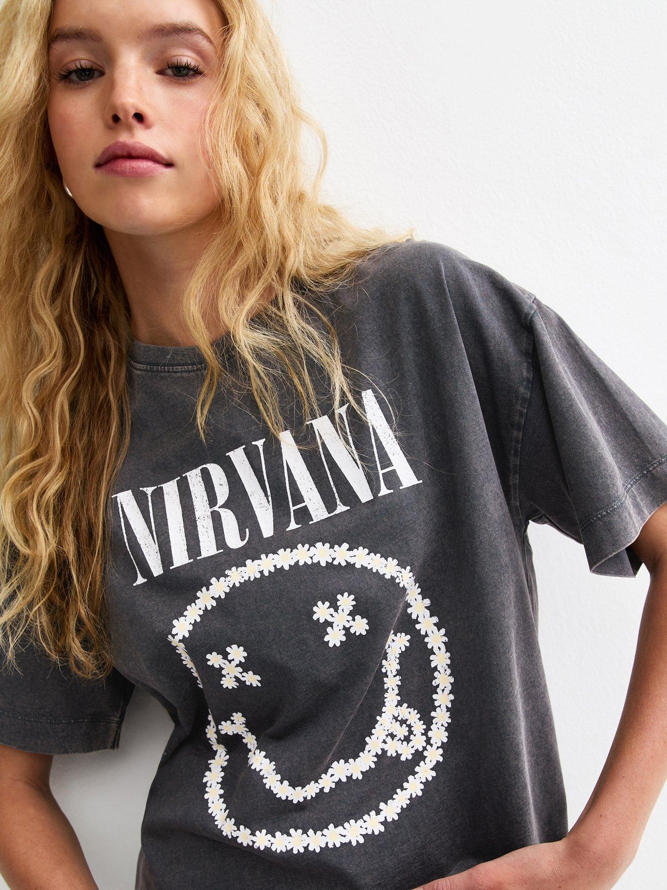 new-look-dark-grey-nirvana-daisy-smiley-oversized-t-shirtoutfit