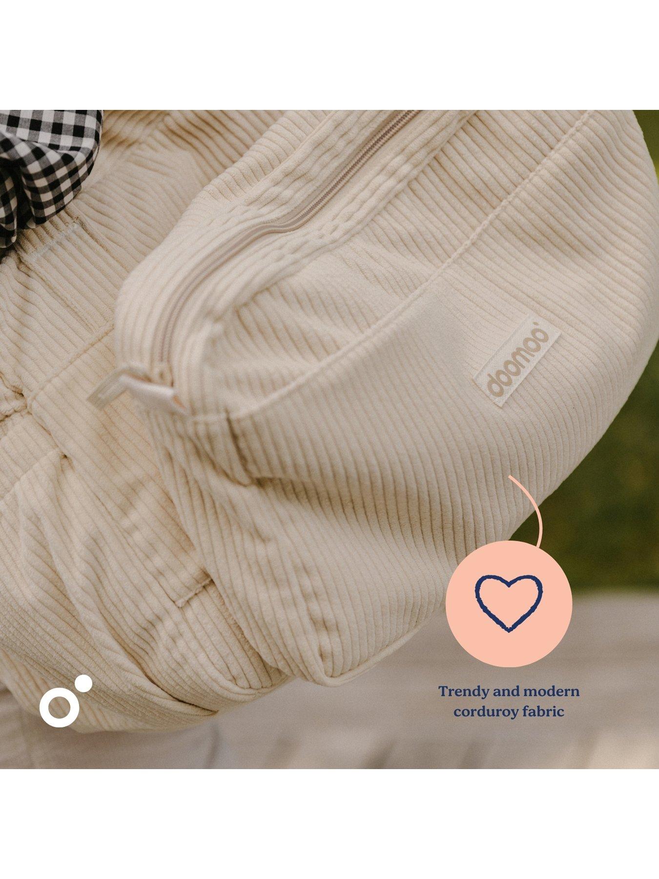 babymoov-changing-bag-fluffy-corduroy-beigeoutfit