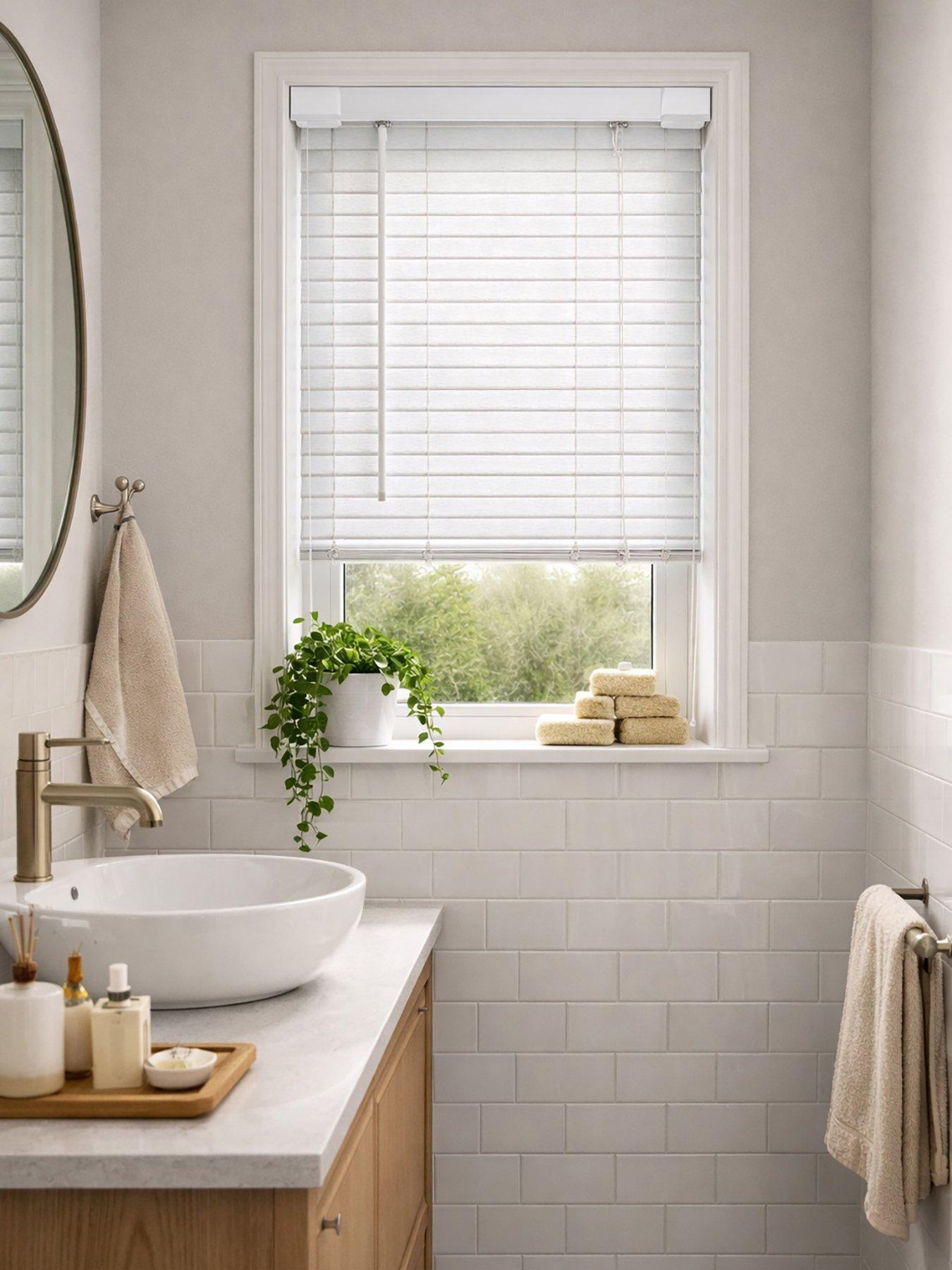 the-very-collection-venetian-blind-90x160-textured-wood-effect-pvcdetail