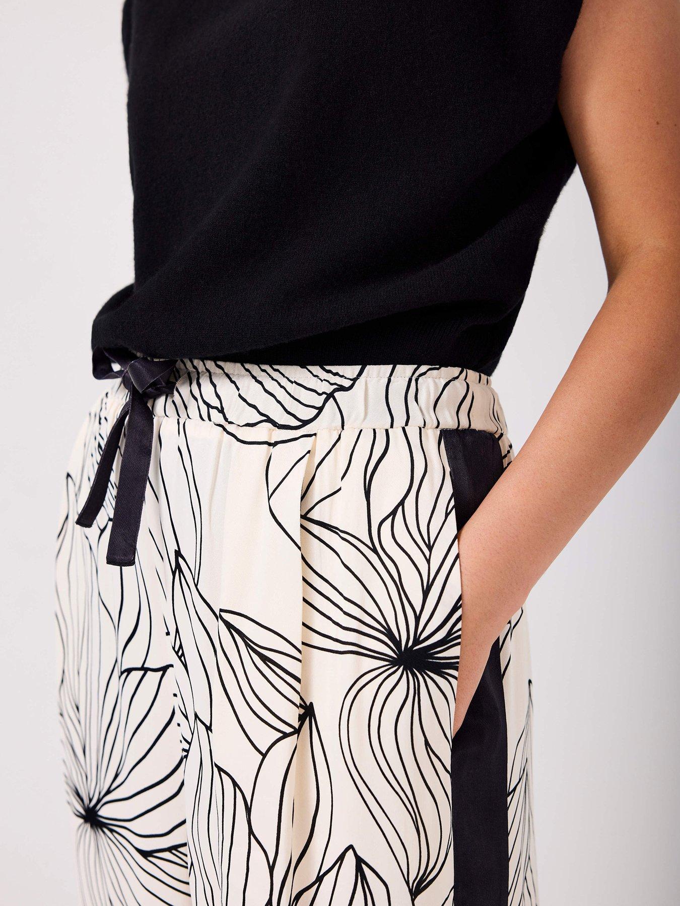 mint-velvet-lainey-print-wide-trouser-creamoutfit