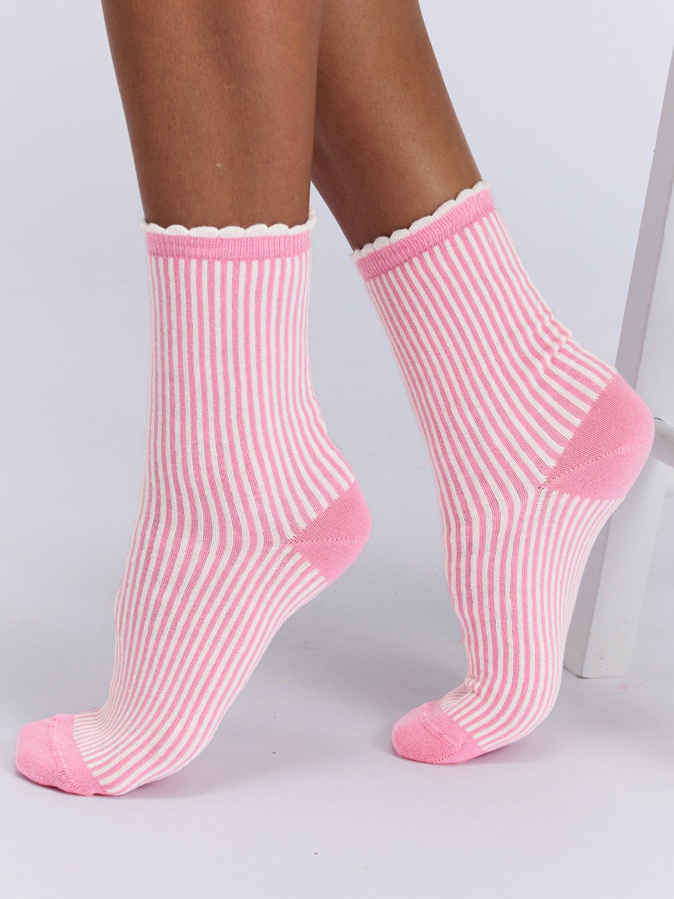 boux-avenue-cherry-valentines-socks-gift-box-4-pack-red-mixstillFront