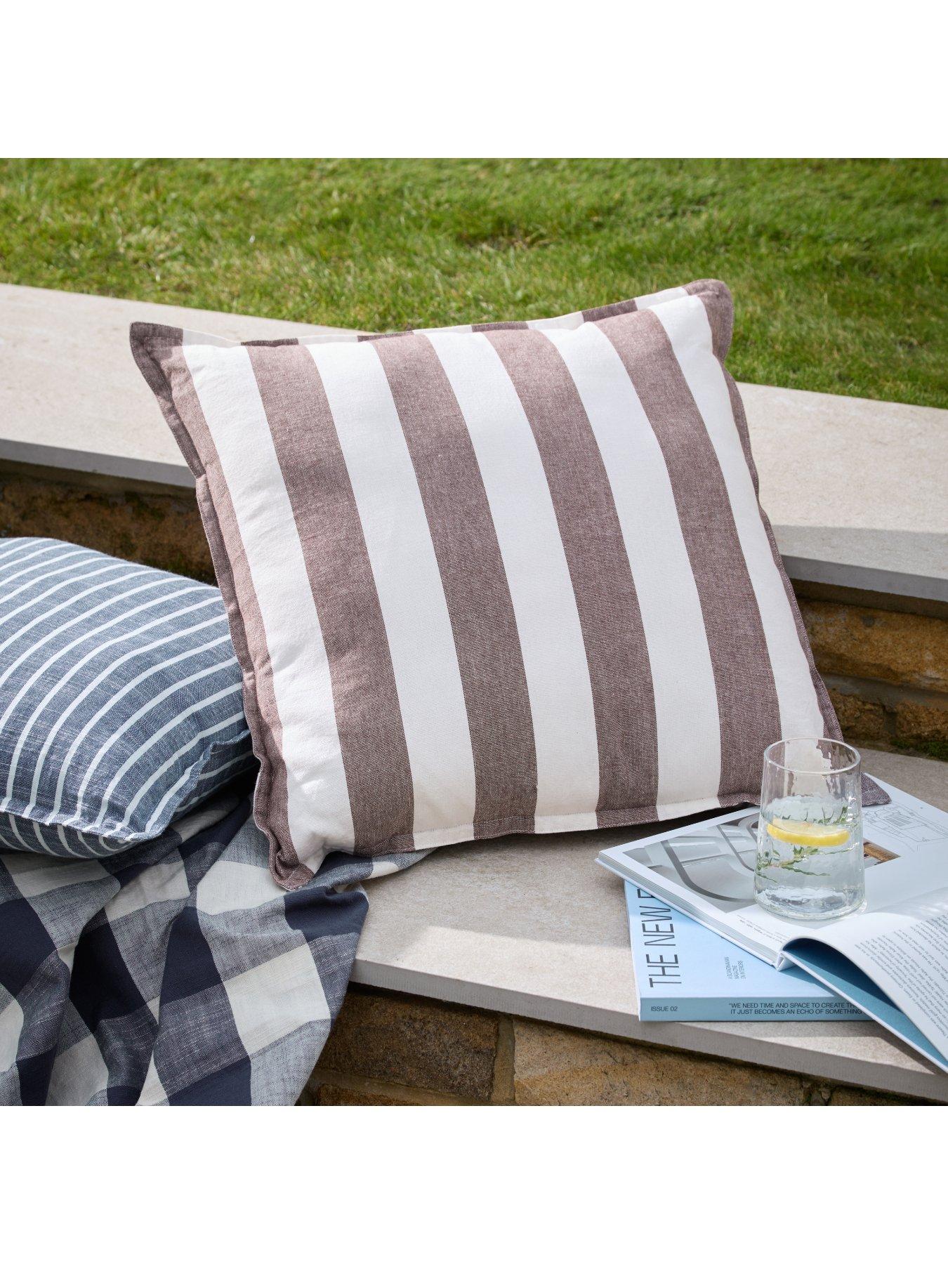 yard-hayle-50x50-outdoor-polyester-cushiondetail