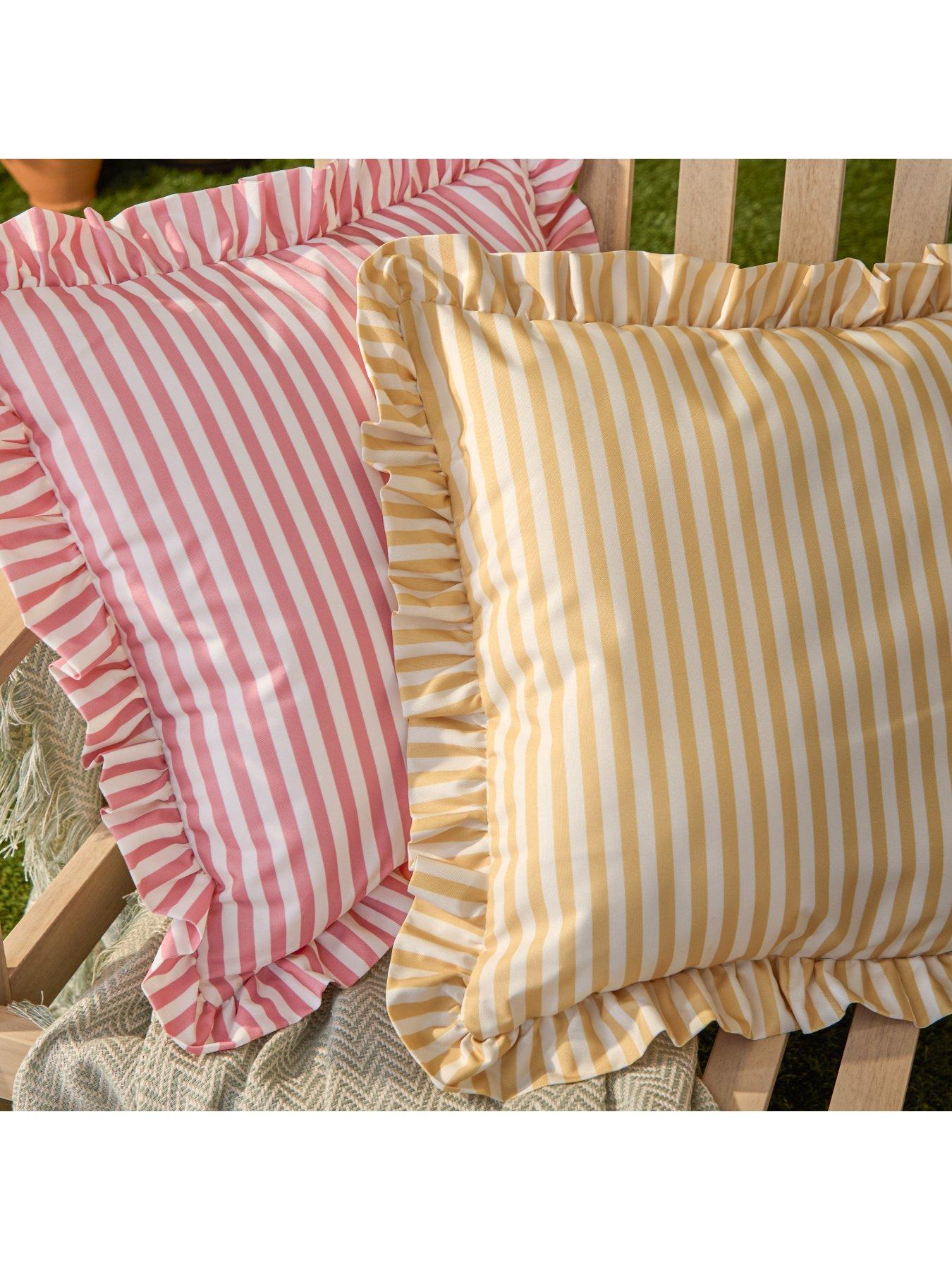 wylder-millie-ruffle-50x50-outdoor-polyester-cushiondetail