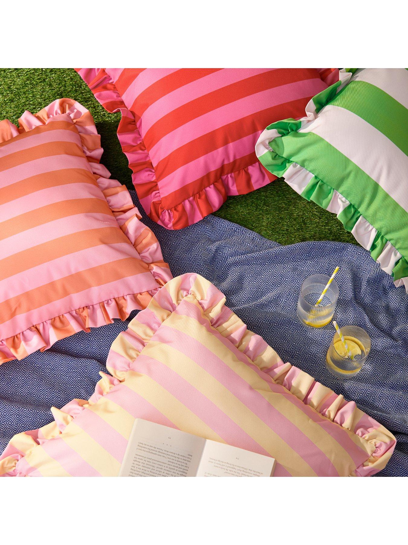 furn-palm-royale-stripe-ruffle-50x50-outdoor-polyester-cushiondetail