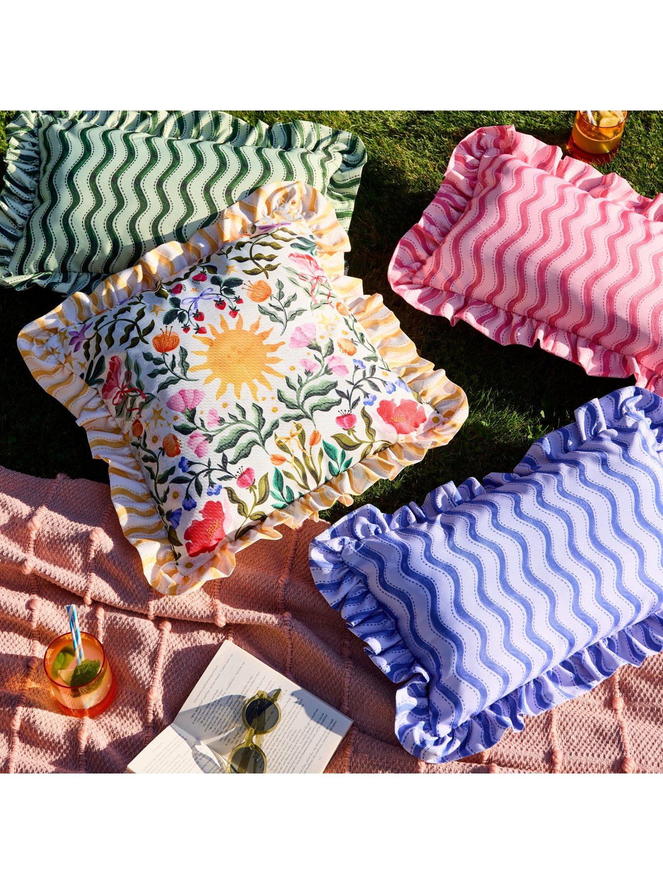 furn-summer-solstice-wiggly-stripe-30x50-outdoor-polyester-cushiondetail