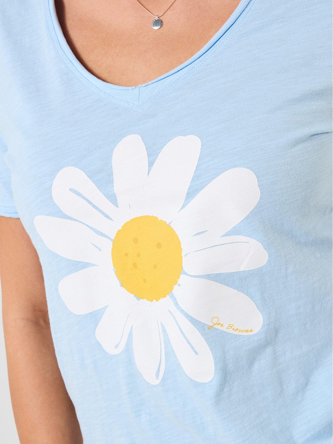 joe-browns-delightful-daisy-graphic-t-shirt-blueoutfit