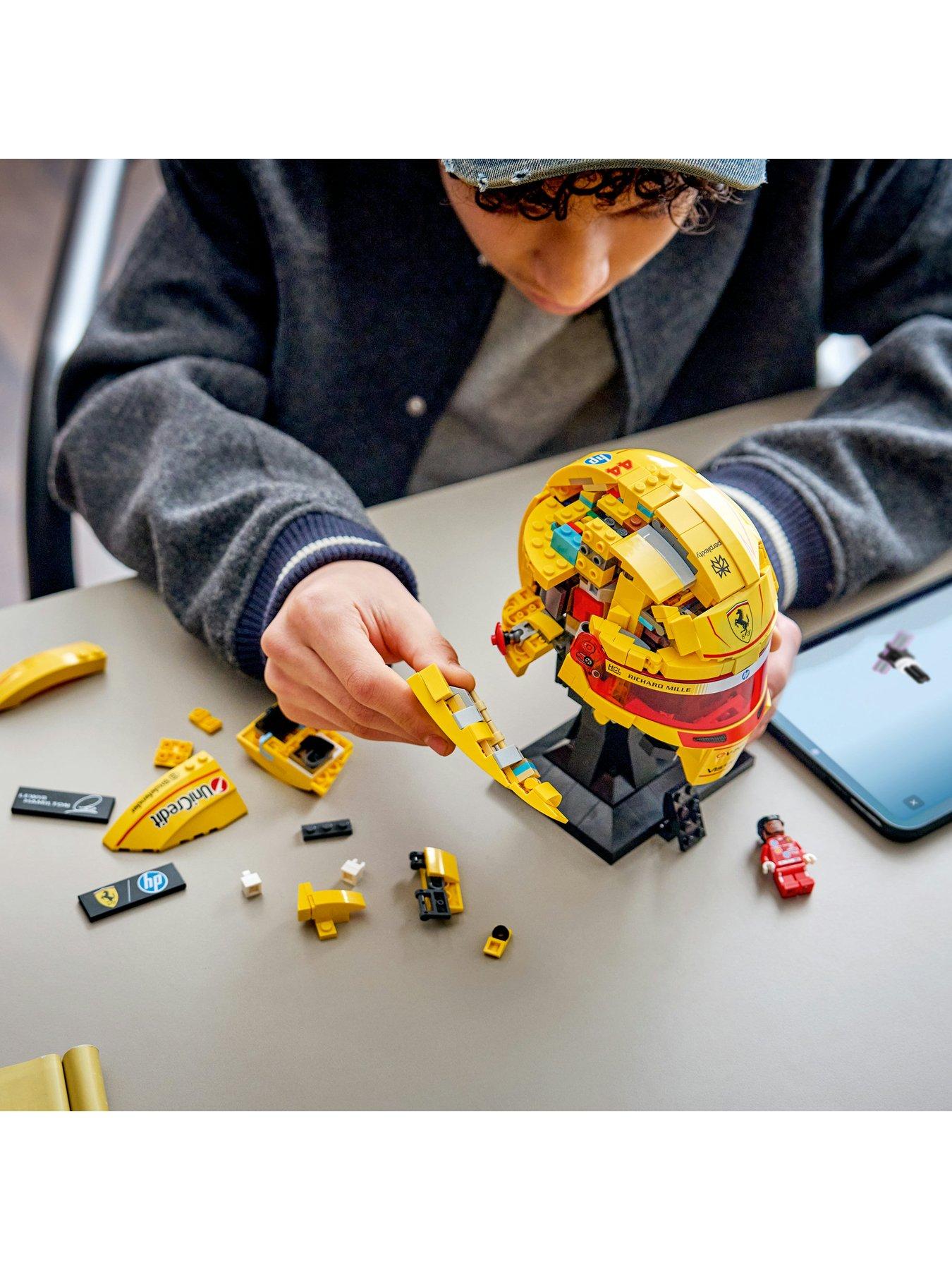 lego-special-edition-v-43022outfit
