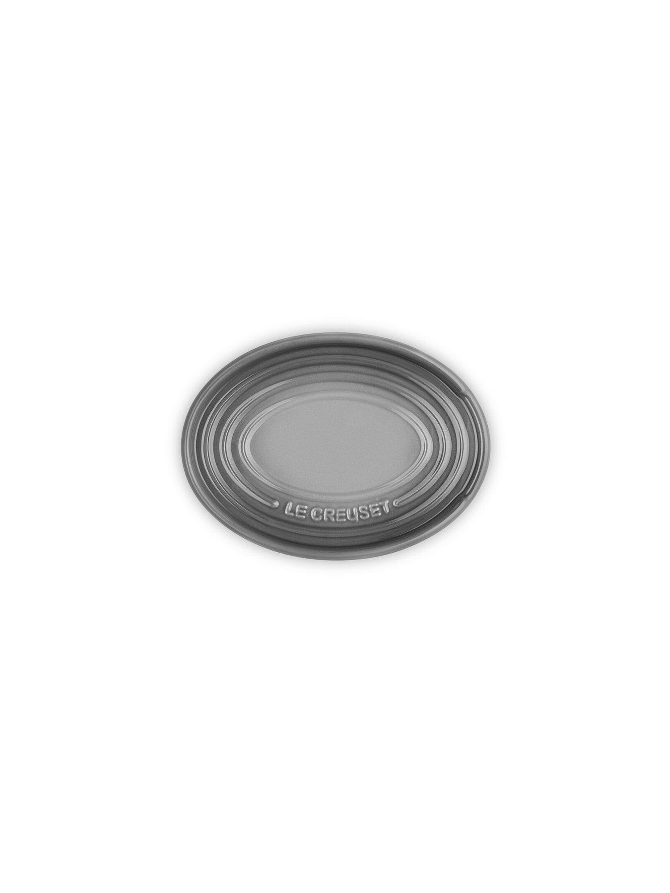 le-creuset-le-creuset-stoneware-oval-spoon-rest-flintdetail