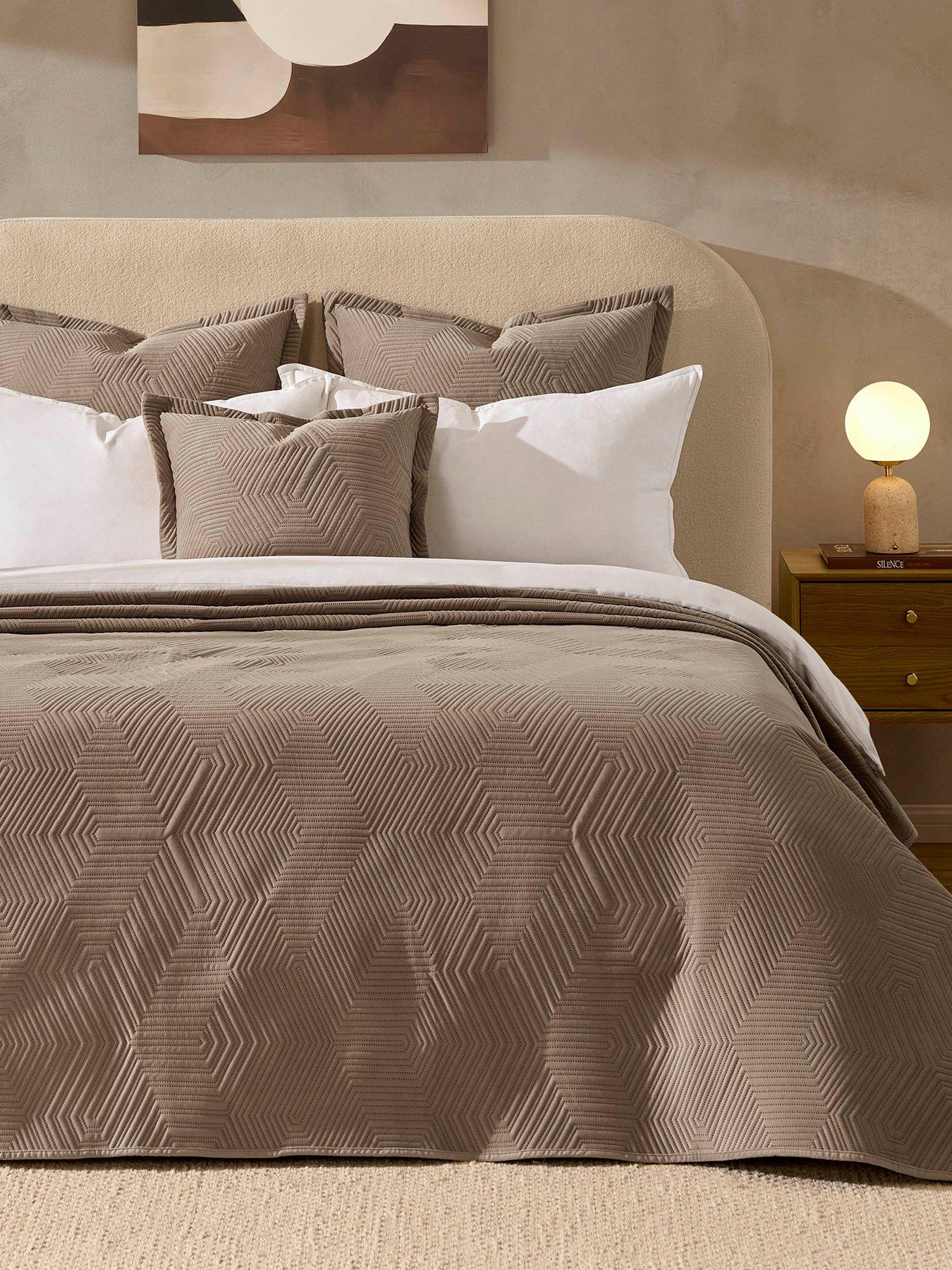 Dusk Torino Velvet Geometric Pinsonic Bedspread