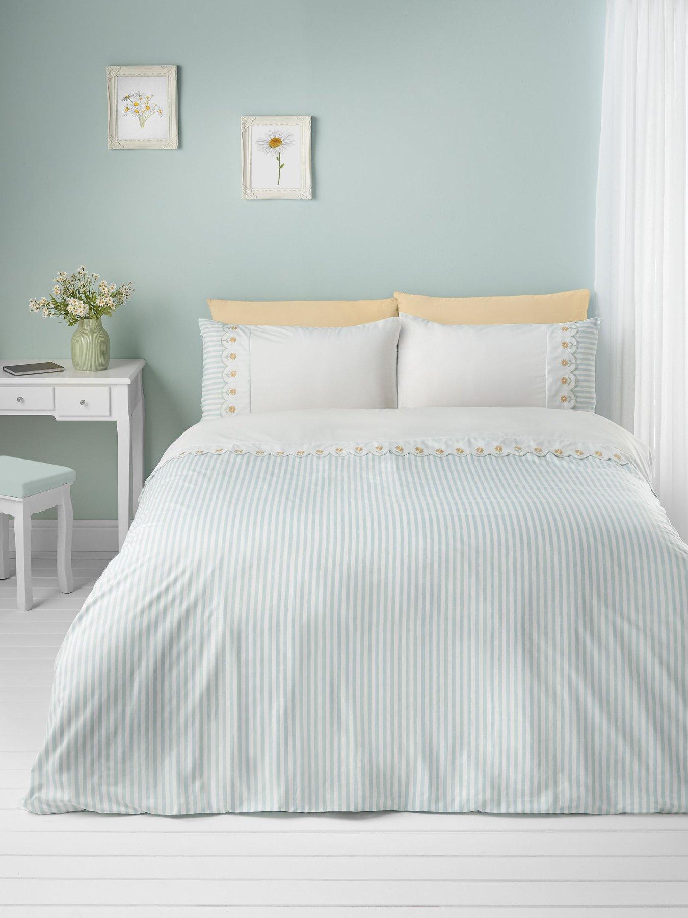 catherine-lansfield-embroidered-daisy-duvet-set-sageback