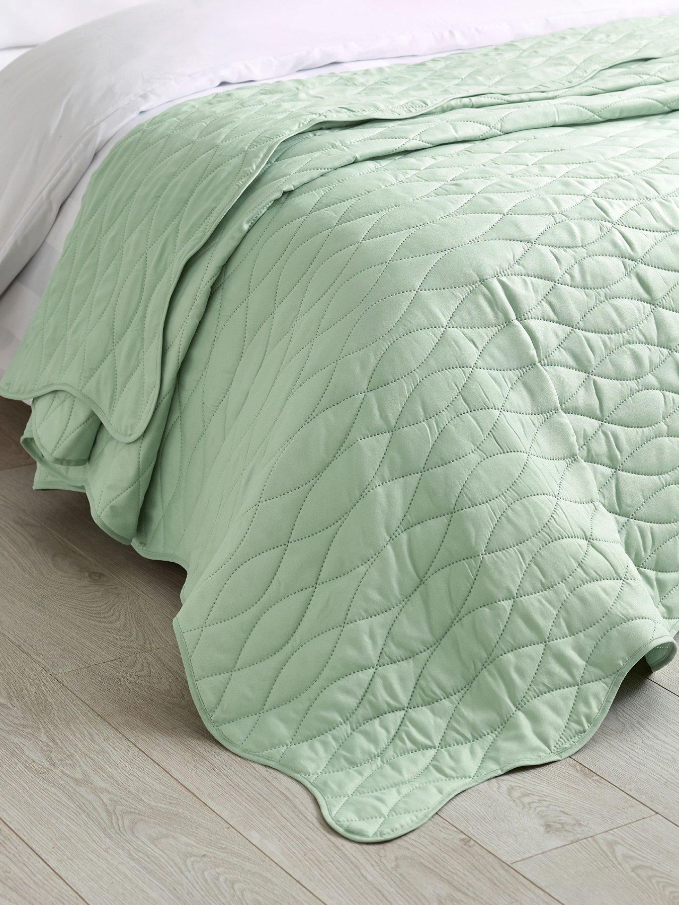 Image 1 of 3 of Catherine Lansfield Scallop Waves Bedspread 240X260 Green