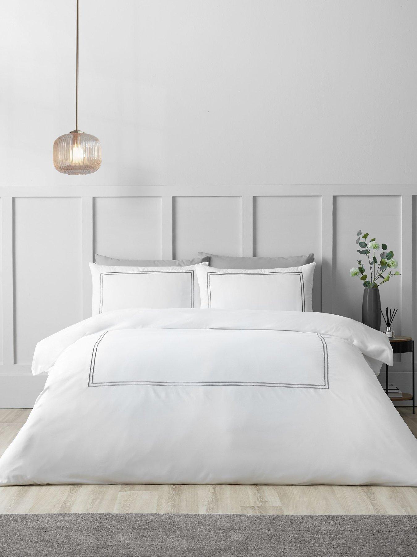 Catherine Lansfield Catherine Lansfield So Soft Mono Satin Stitch Duvet Cover Set White/silver