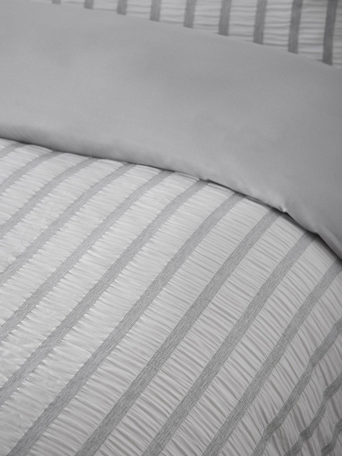 catherine-lansfield-so-soft-seersucker-stripe-duvet-set-greyoutfit