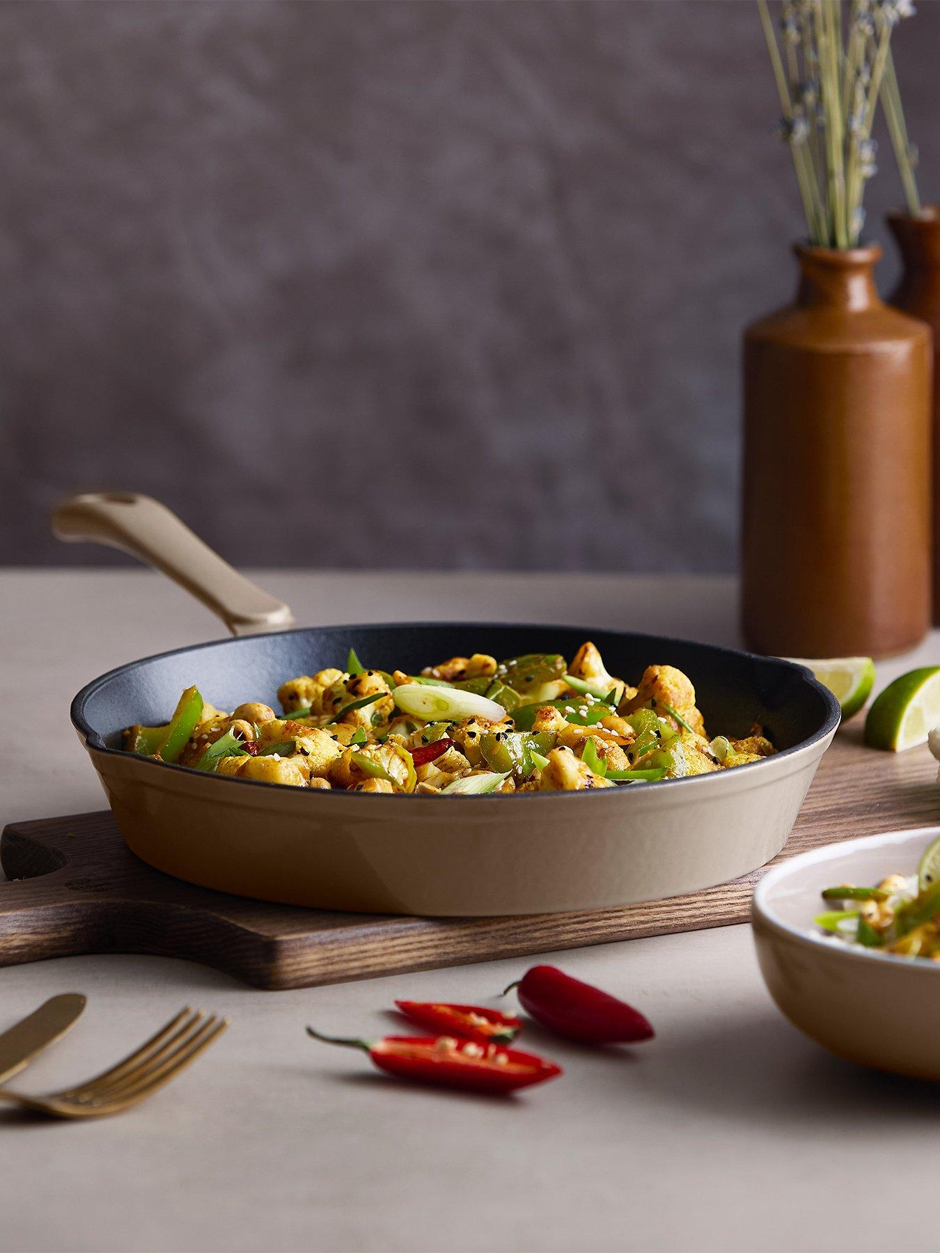 Barbary & Oak Nattura 26cm Cast Iron Round Pan With Dual Side Spouts, Cashmere