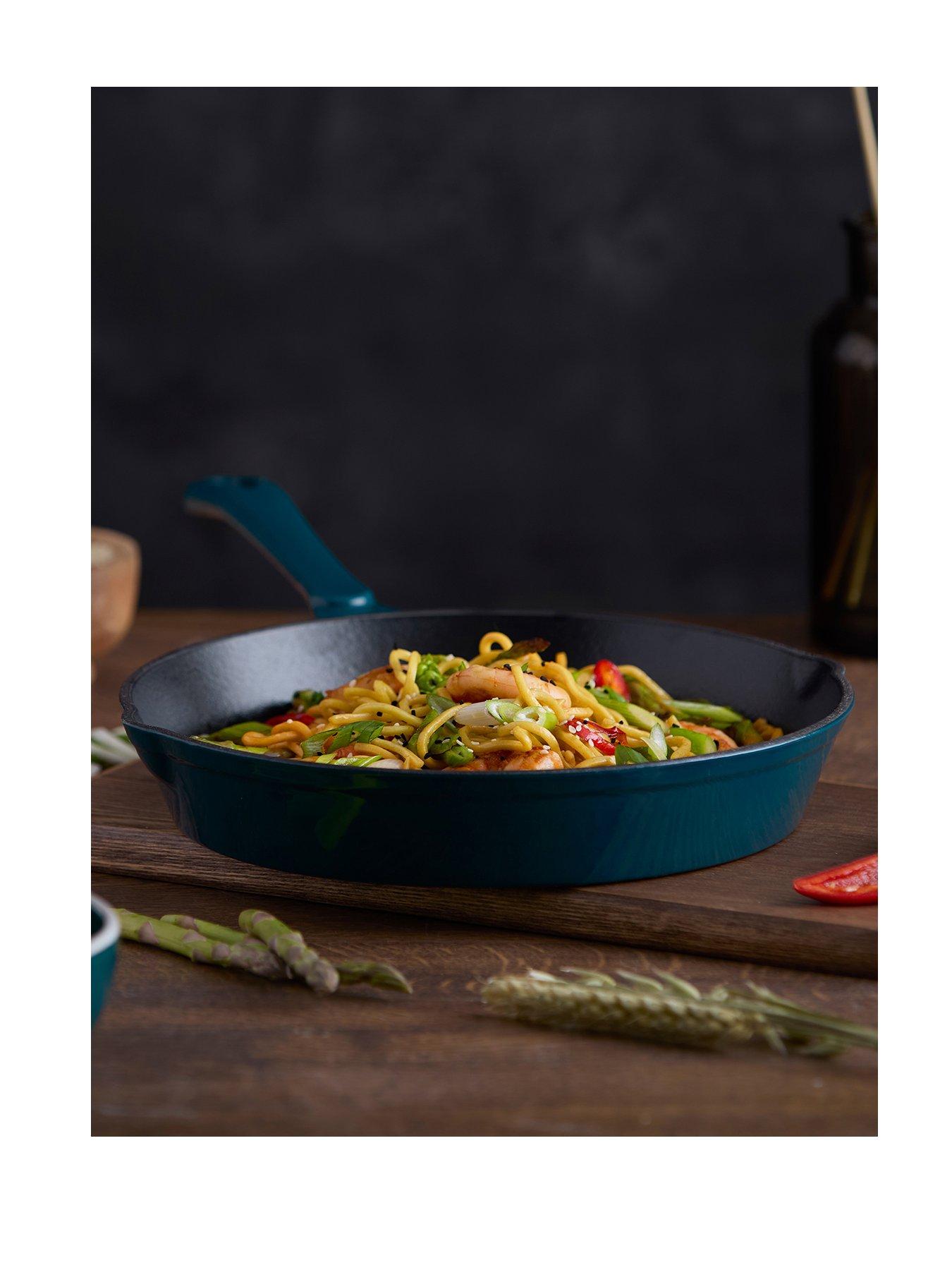 barbary-oak-nattura-26cm-cast-iron-round-pan-with-dual-side-spouts-agavefront