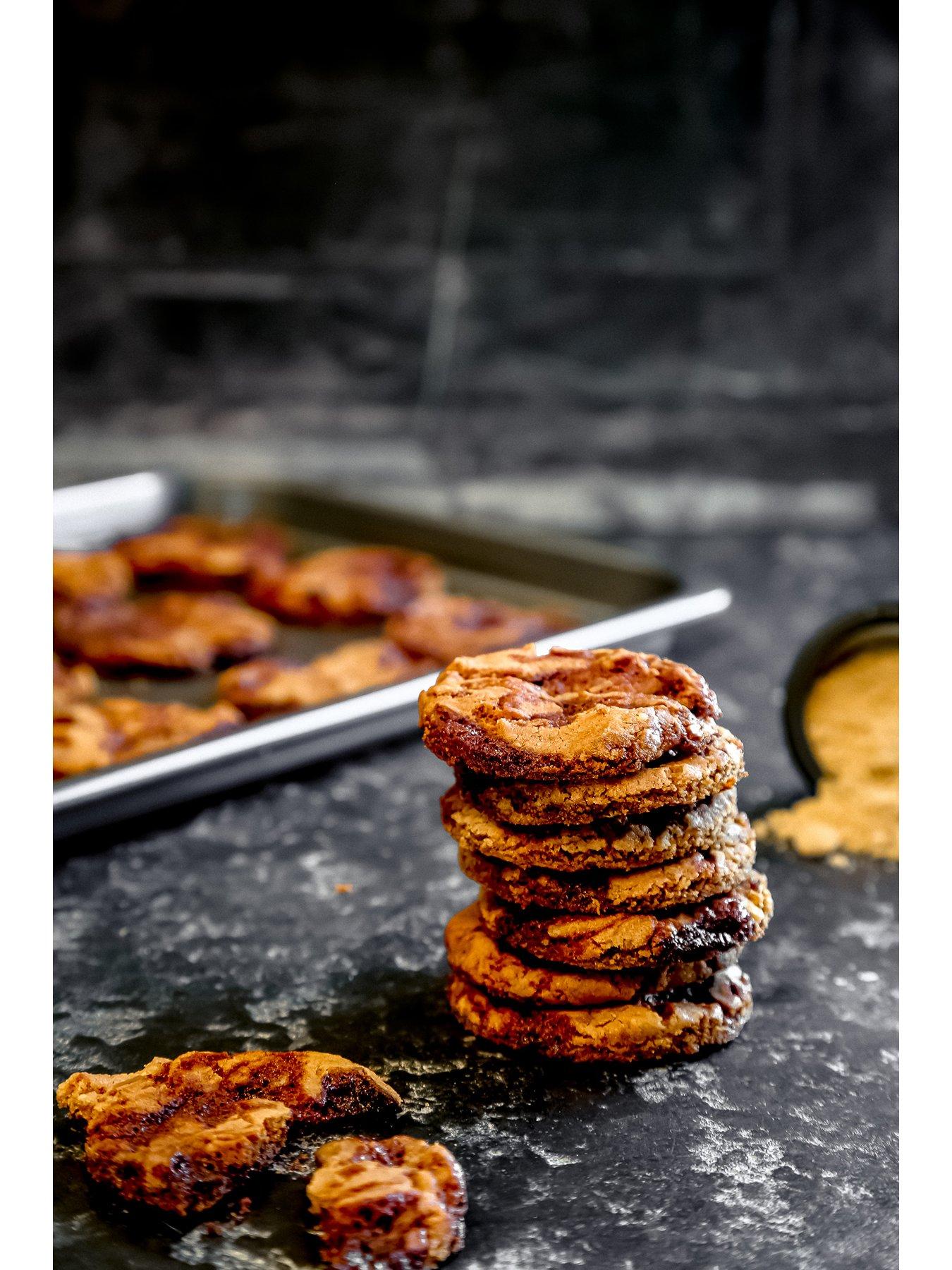 masterclass-non-stick-baking-tray-set-of-2outfit