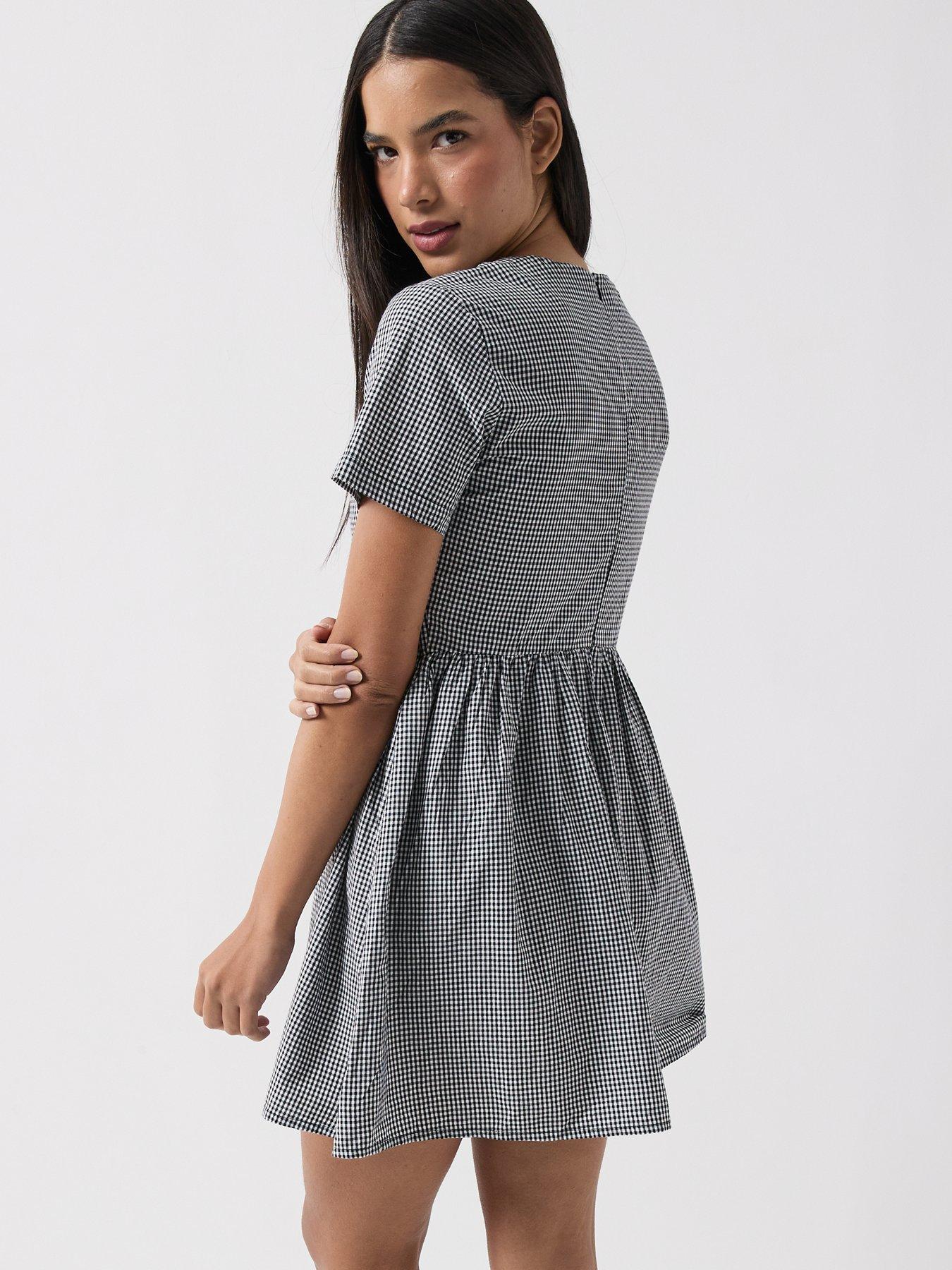 Image 4 of 6 of Only Onlmarinna Selene V Waist Gingham Dress - Black