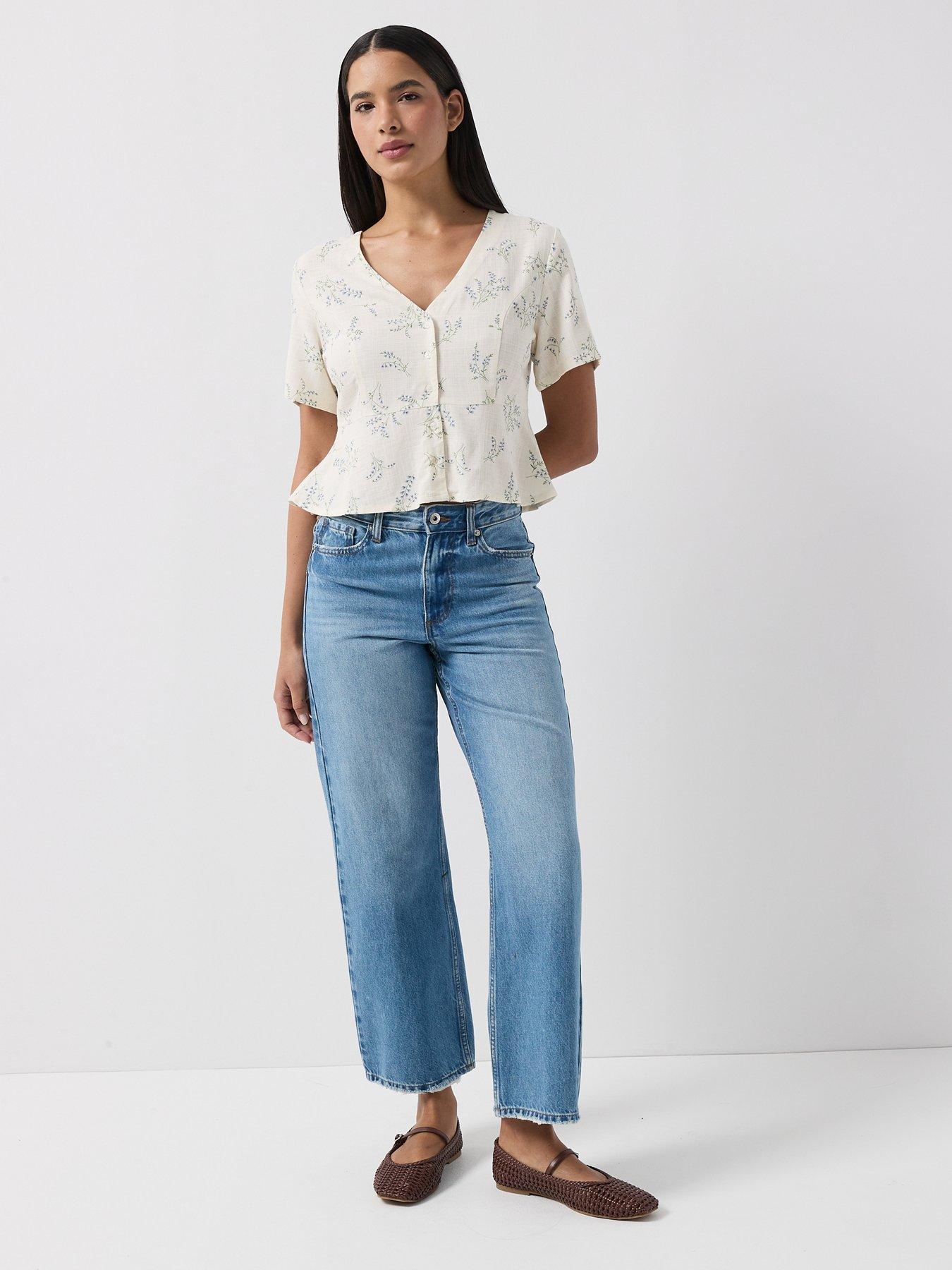Image 2 of 5 of Only Onllyrida Short Sleeve V-Neck Top - White